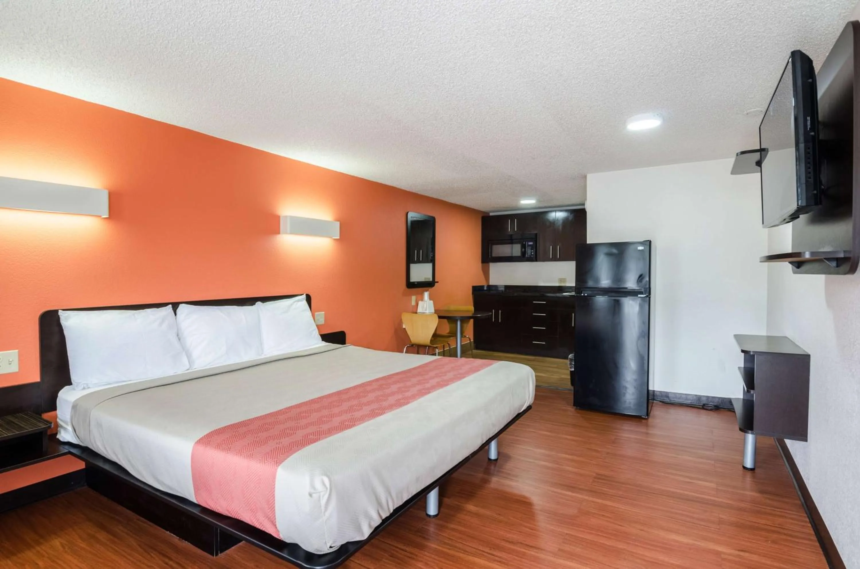 TV and multimedia, Bed in Motel 6-Troutville, VA