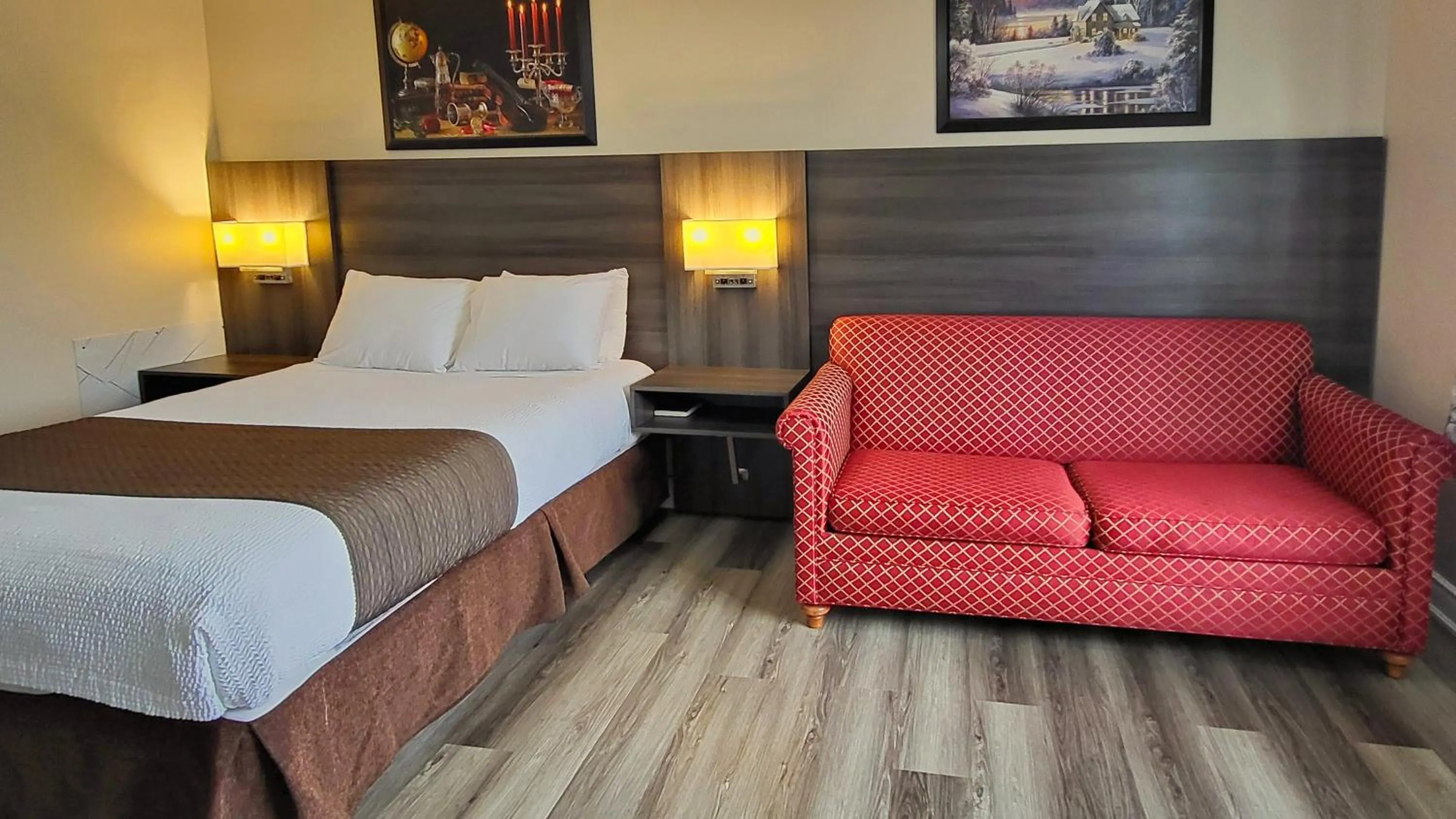 Bed in Maple Leaf Inn & Suites