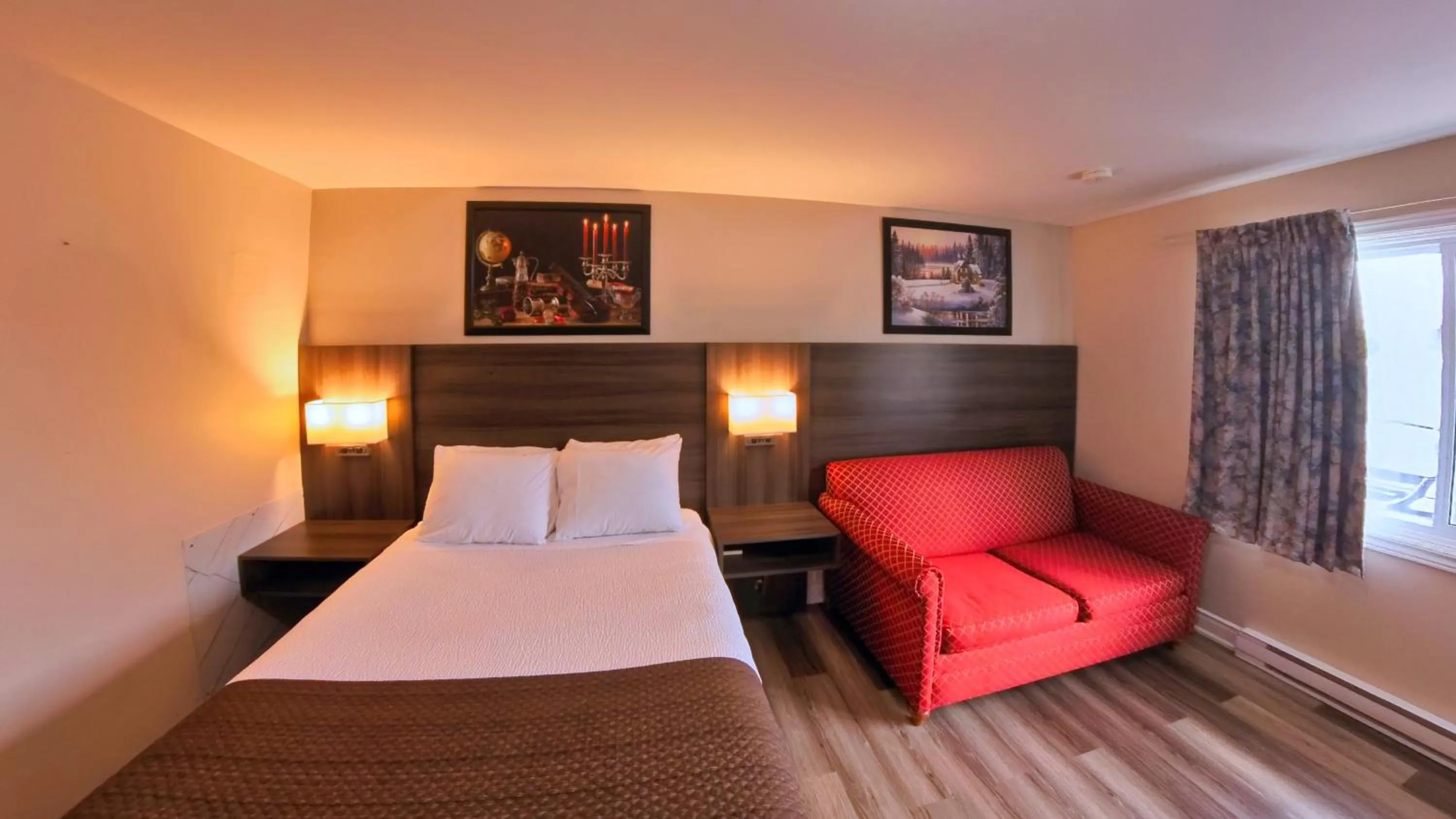 Bed in Maple Leaf Inn & Suites