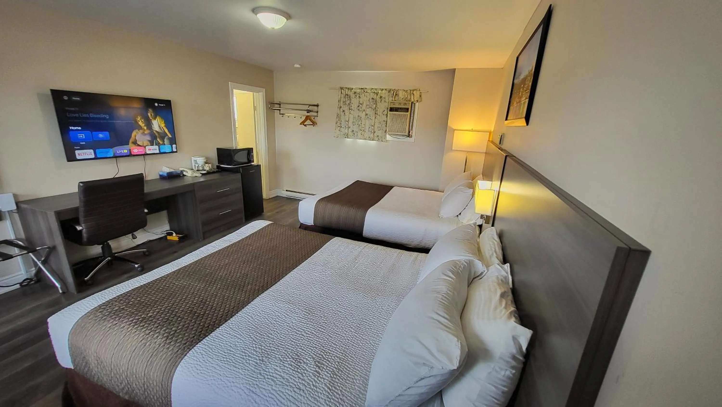 Bed in Maple Leaf Inn & Suites