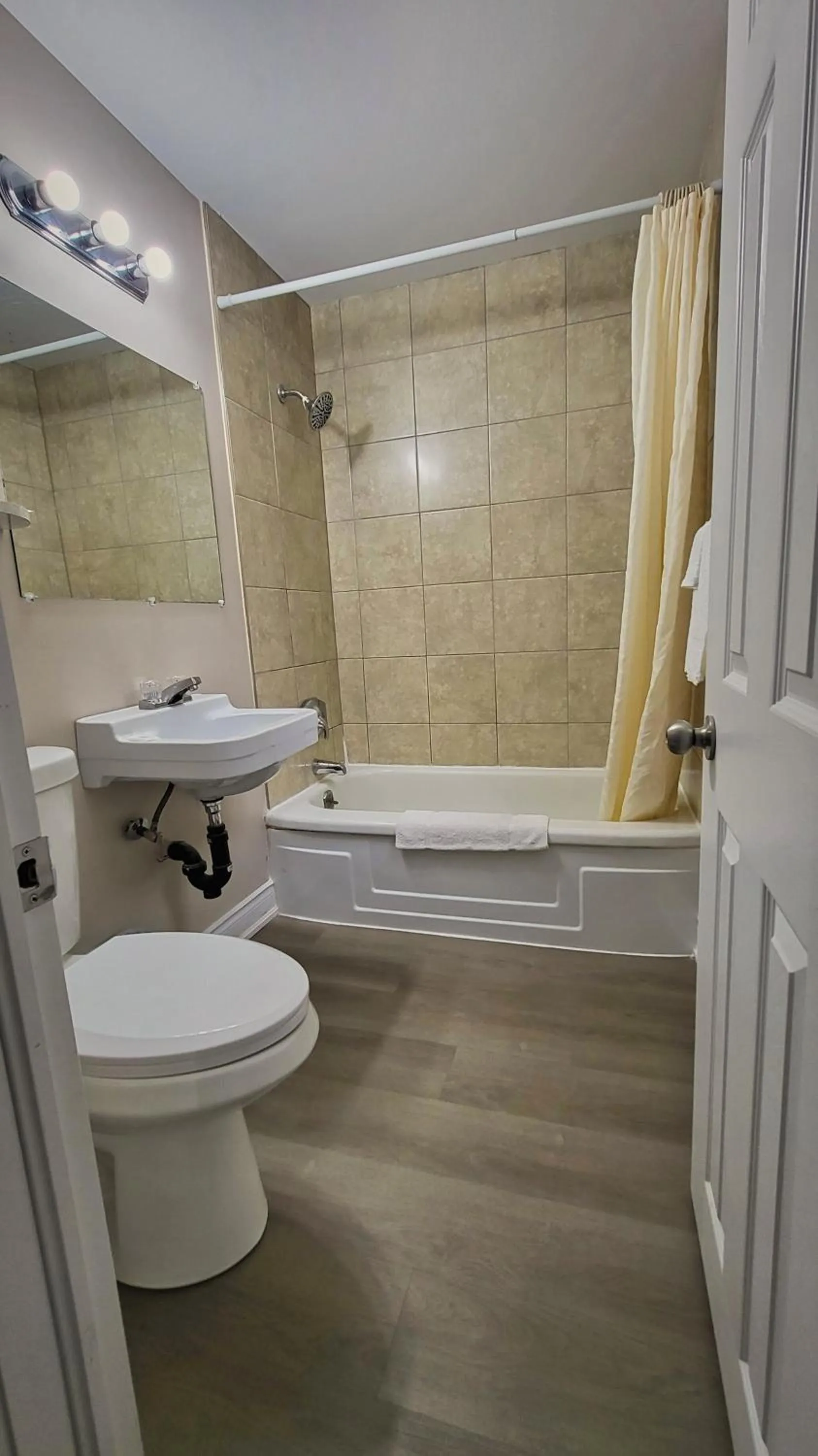 Maple Leaf Inn & Suites