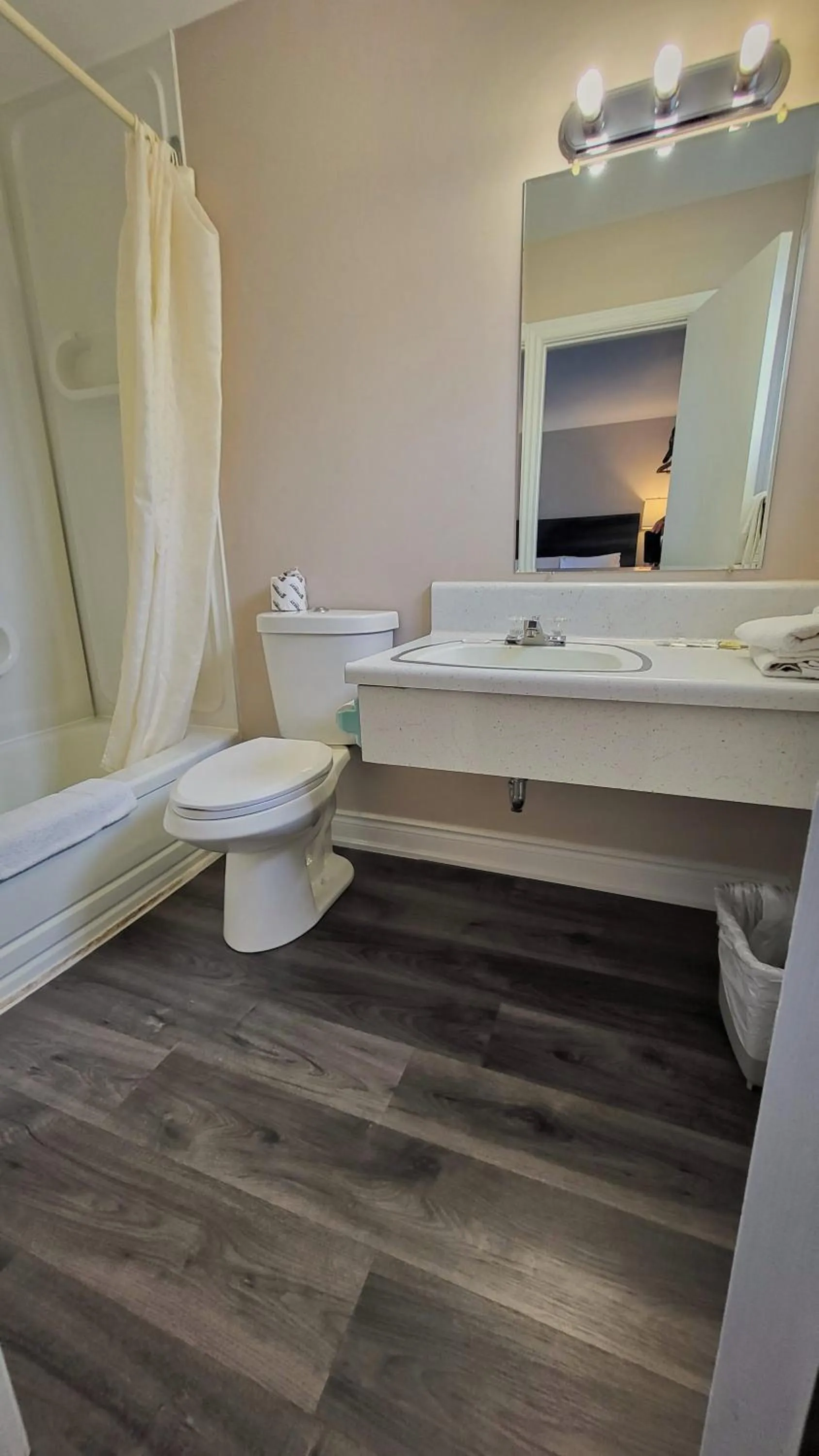 Maple Leaf Inn & Suites