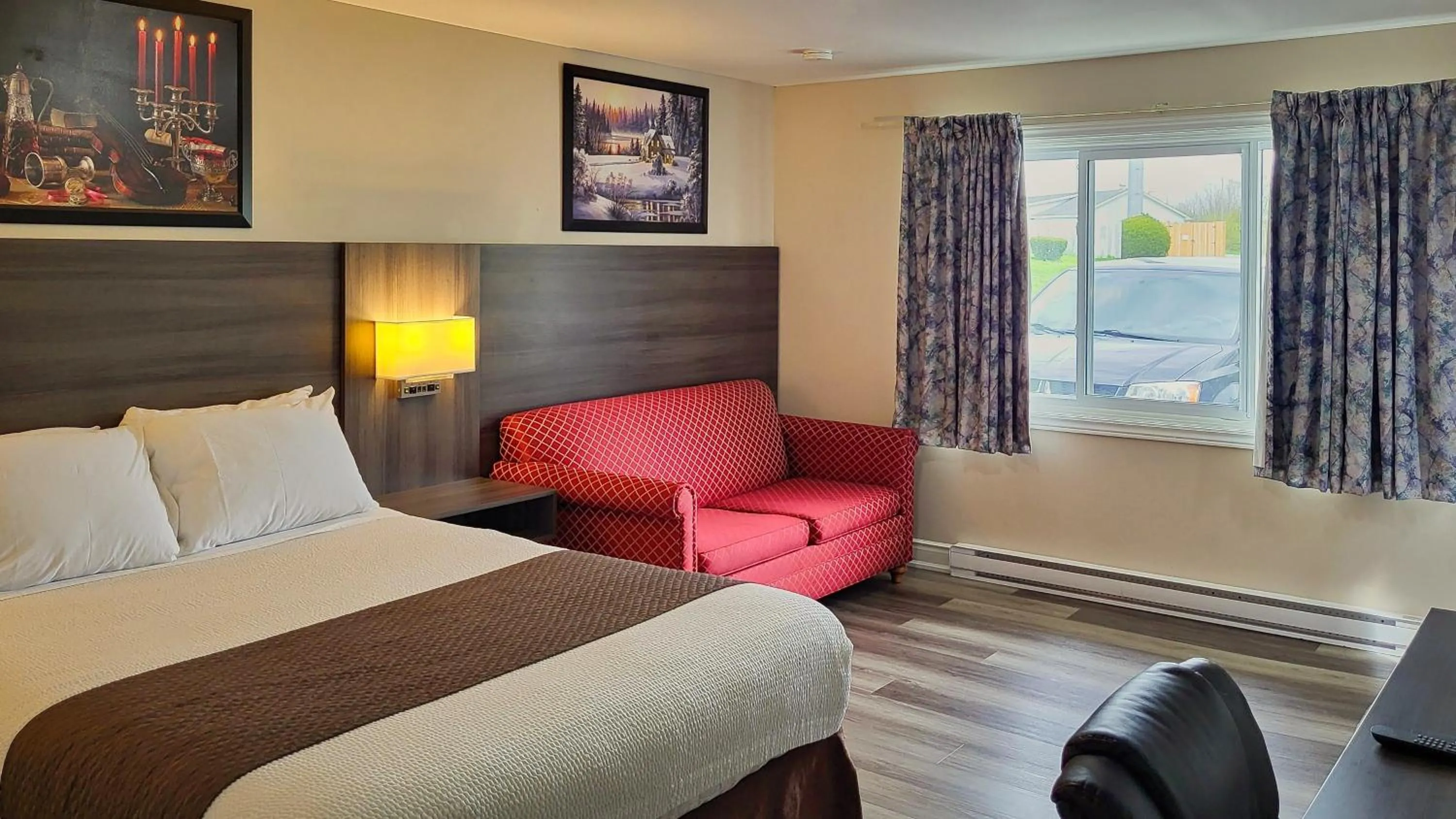 Bed in Maple Leaf Inn & Suites