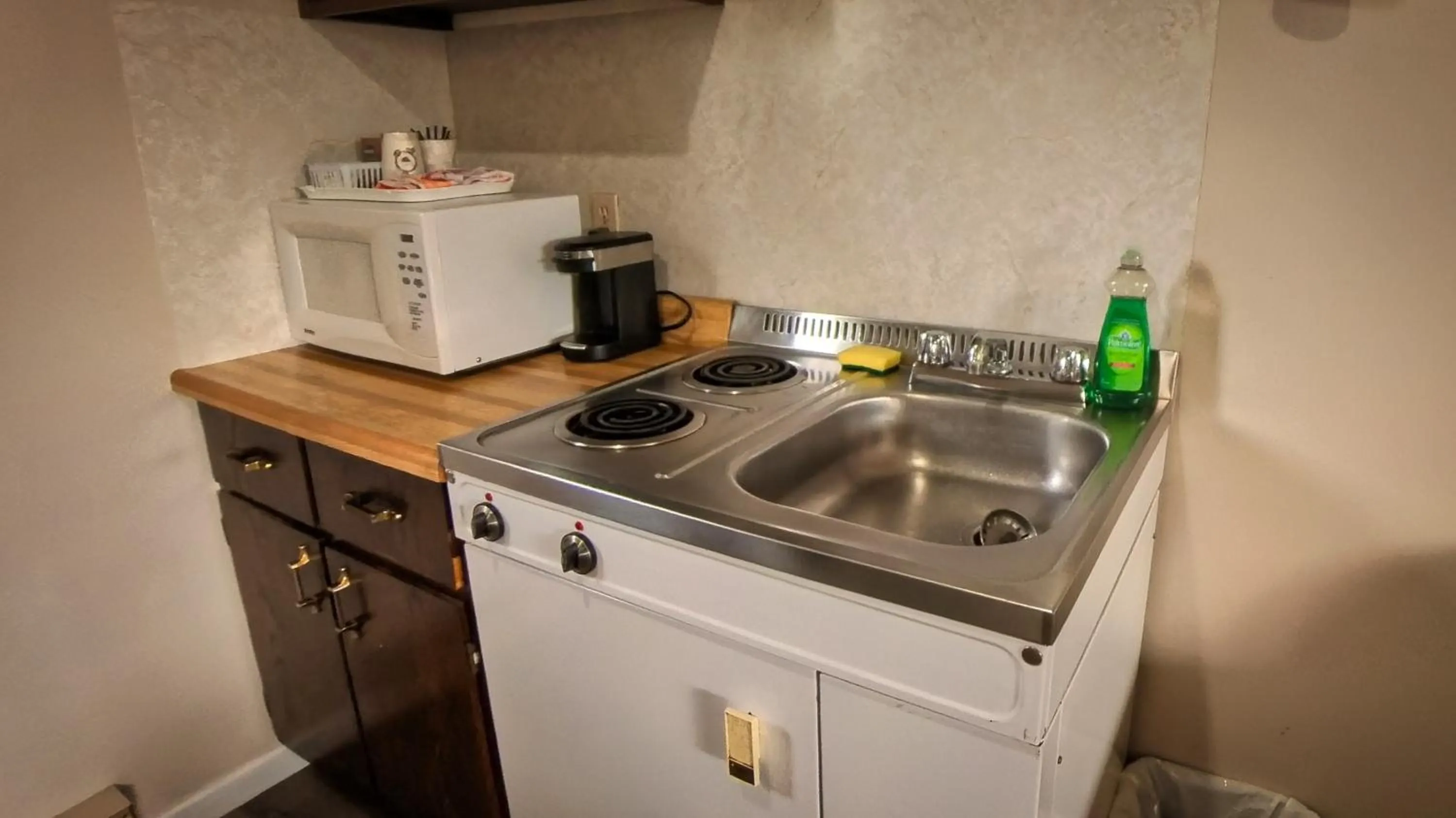 Maple Leaf Inn & Suites