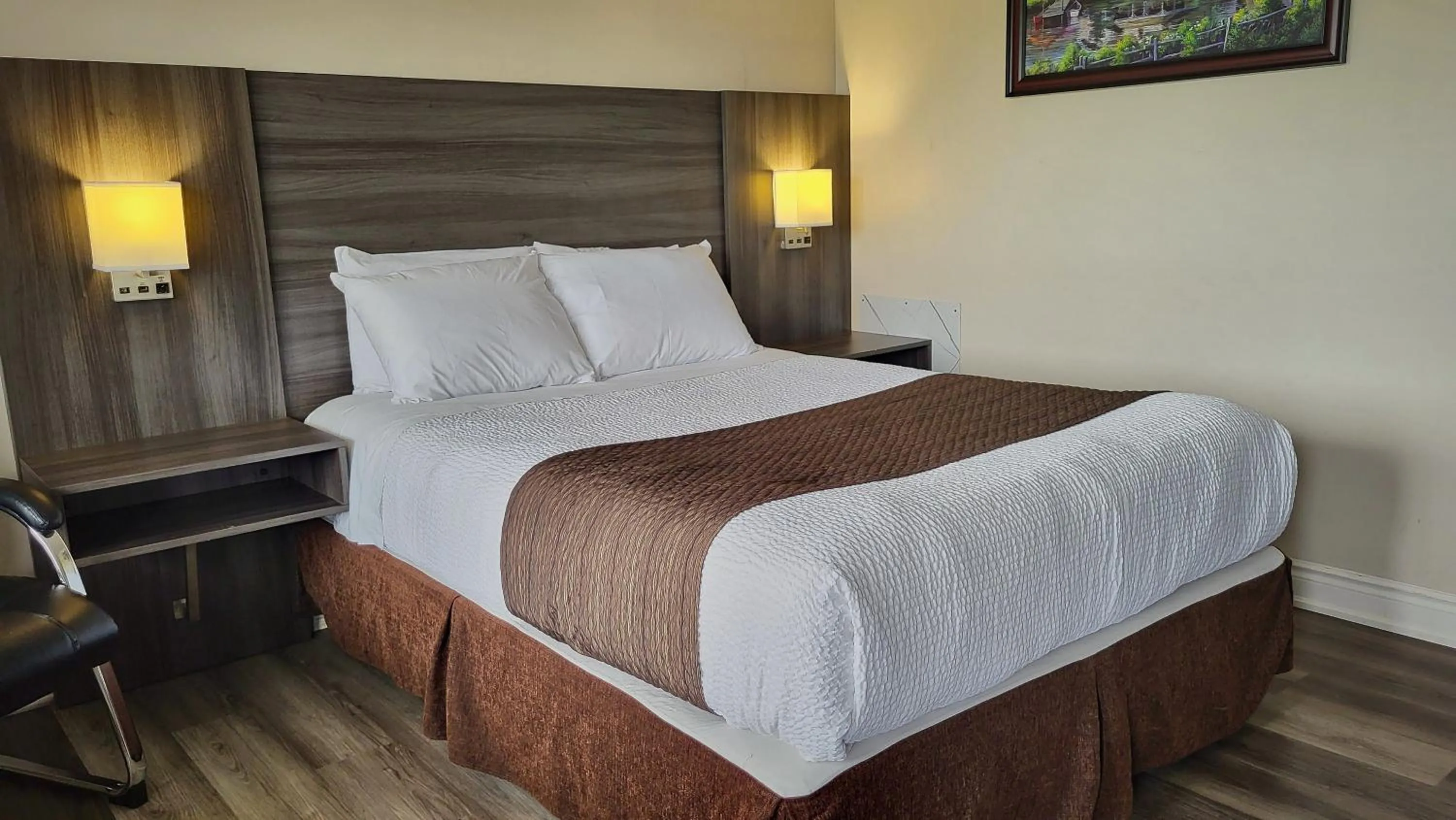 Bed in Maple Leaf Inn & Suites