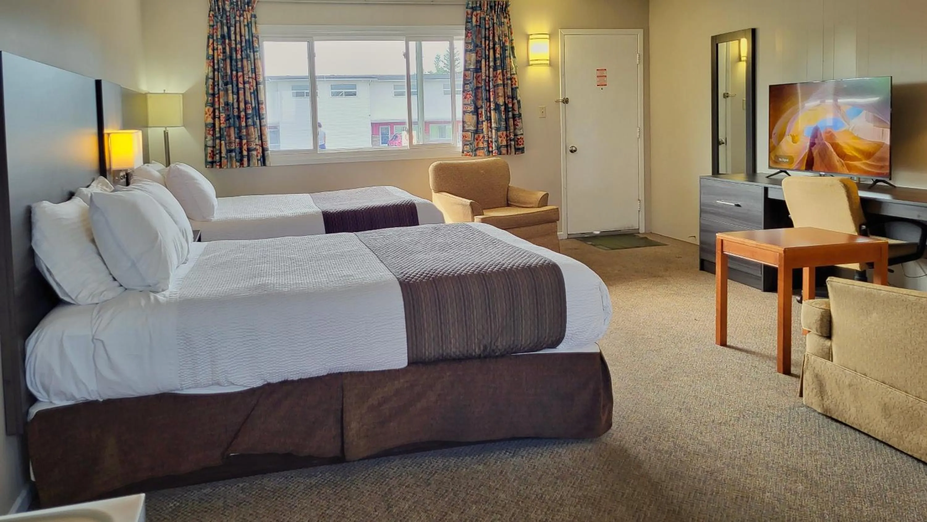 Bed in Maple Leaf Inn & Suites