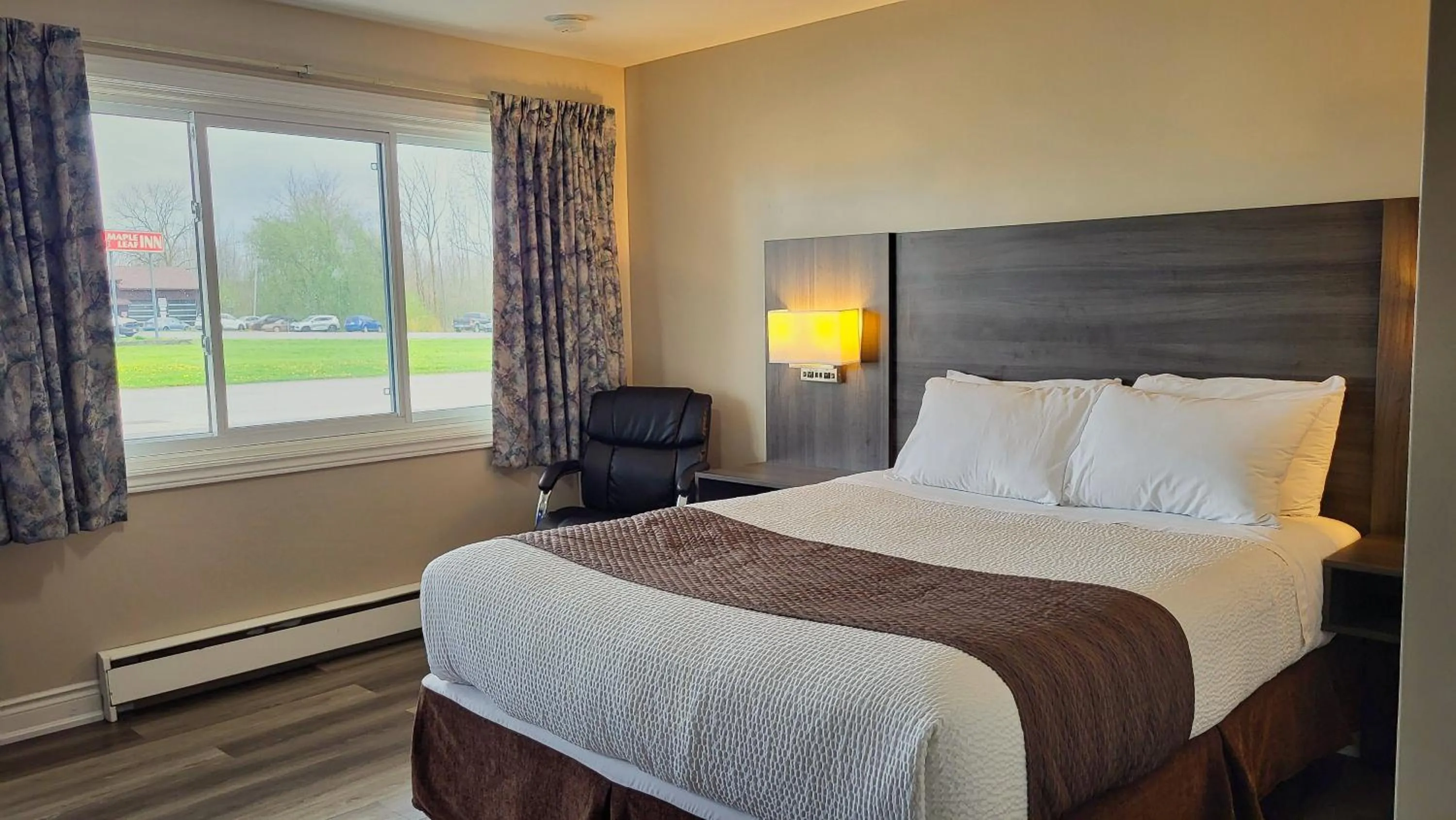 Bed in Maple Leaf Inn & Suites