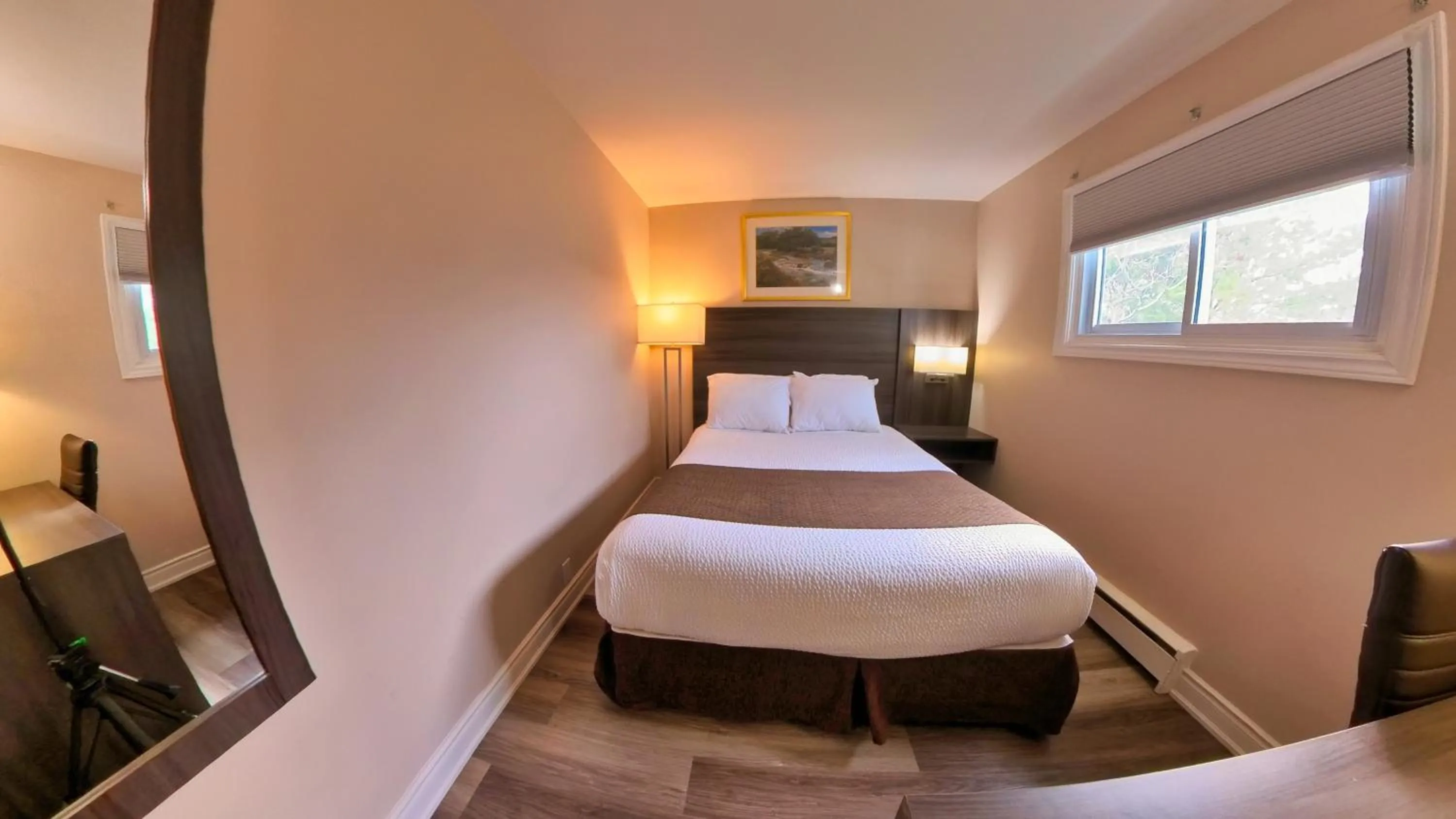 Bed in Maple Leaf Inn & Suites