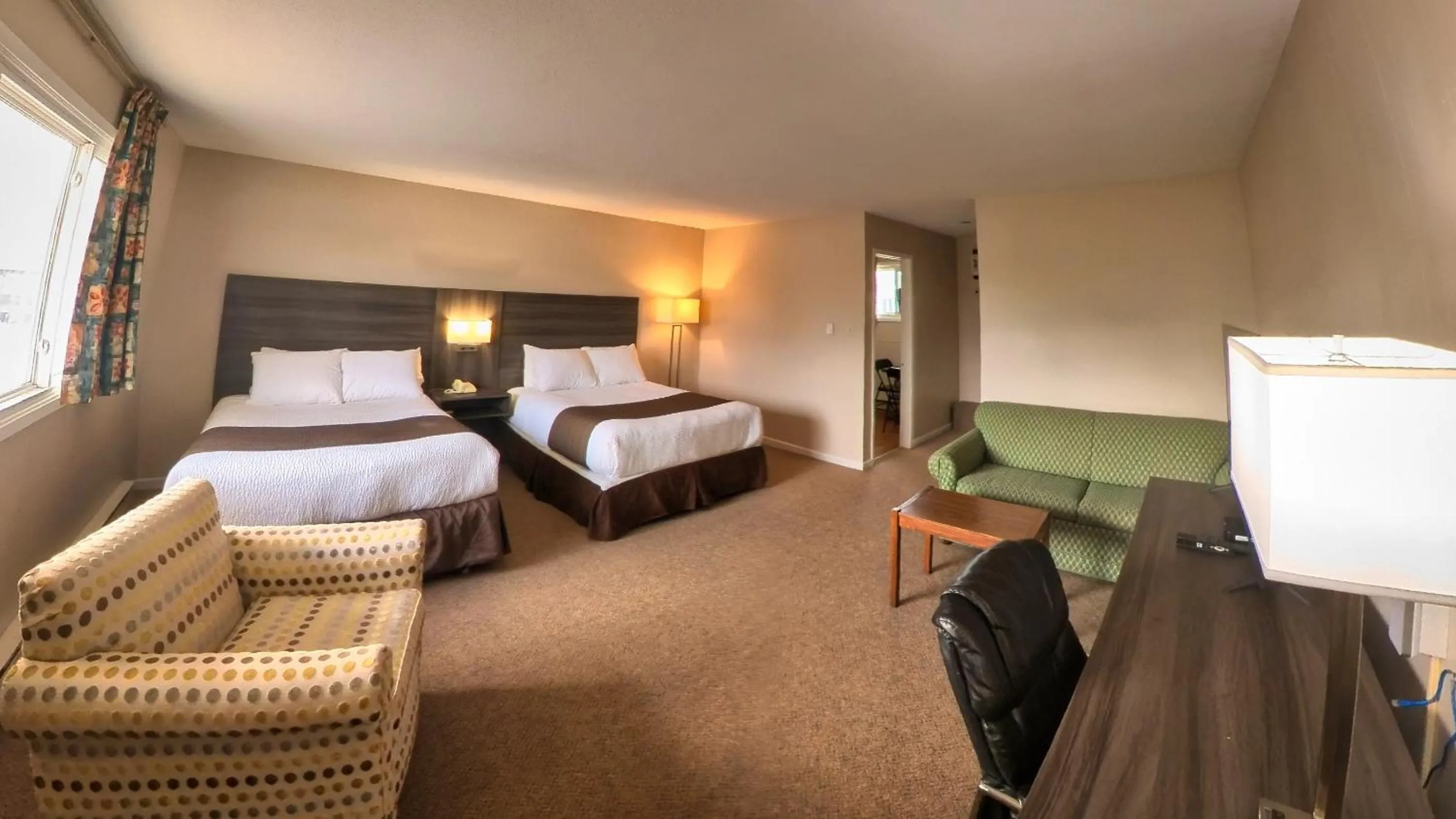 Bed in Maple Leaf Inn & Suites