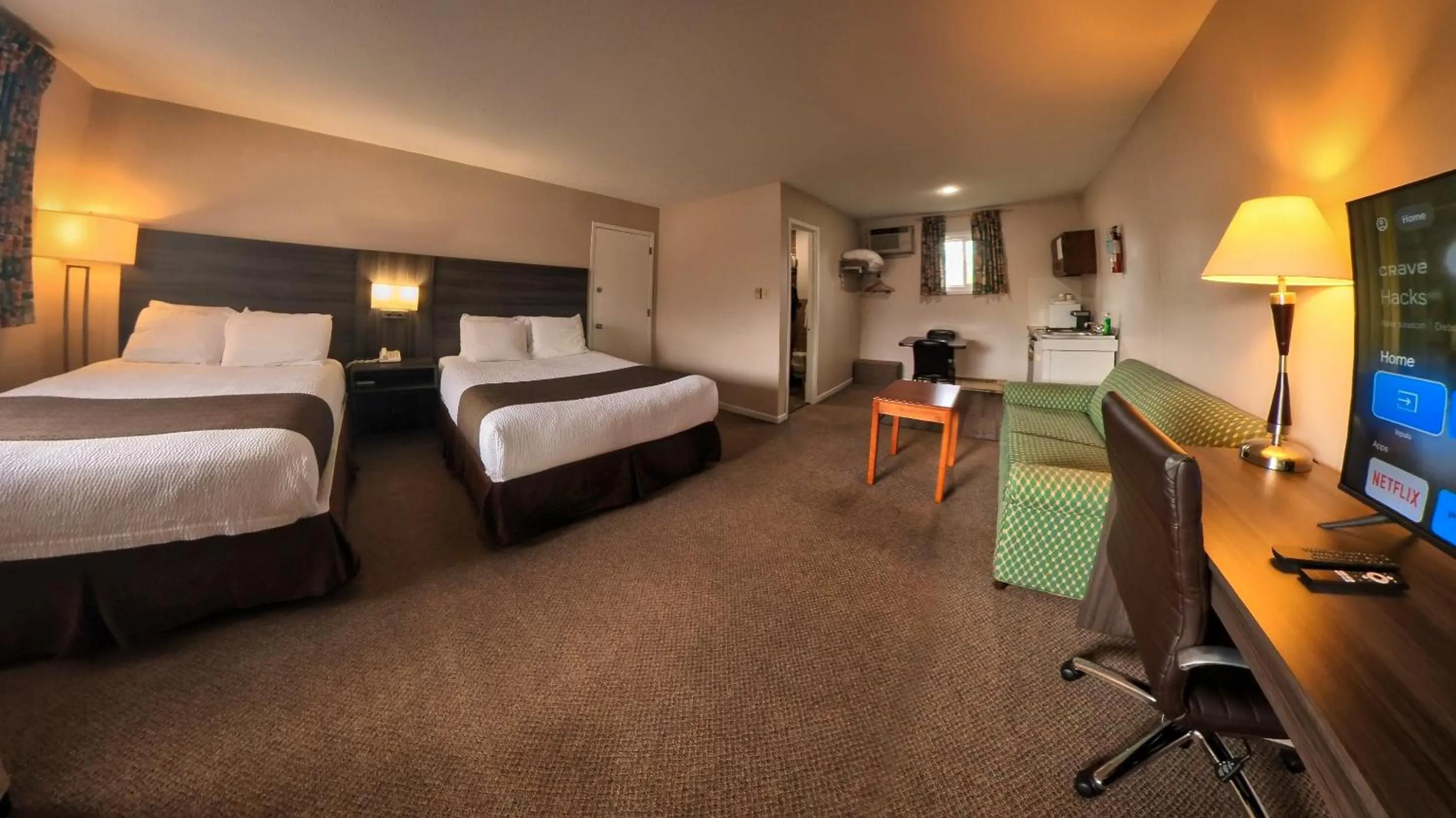 Bed in Maple Leaf Inn & Suites