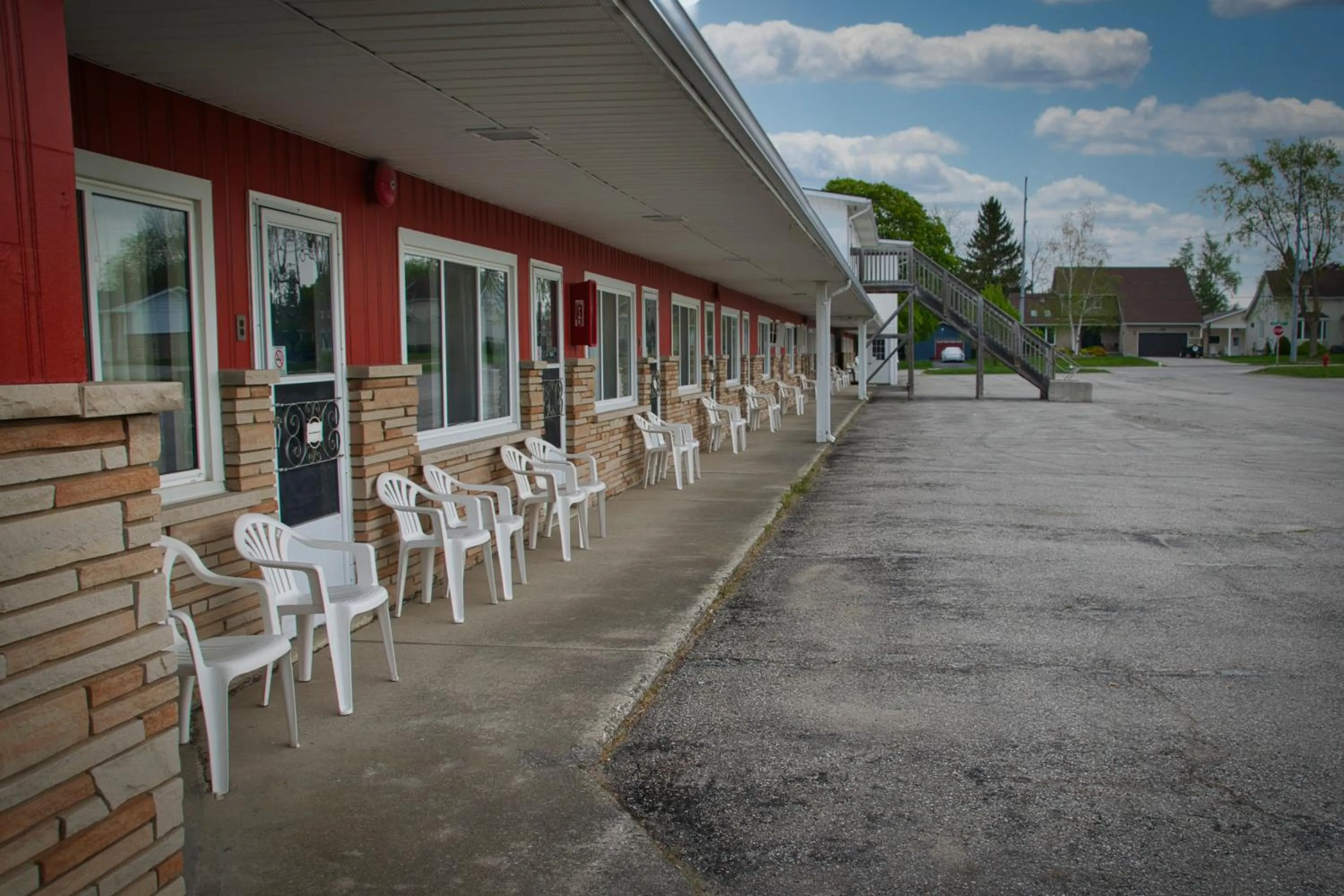 Maple Leaf Inn & Suites