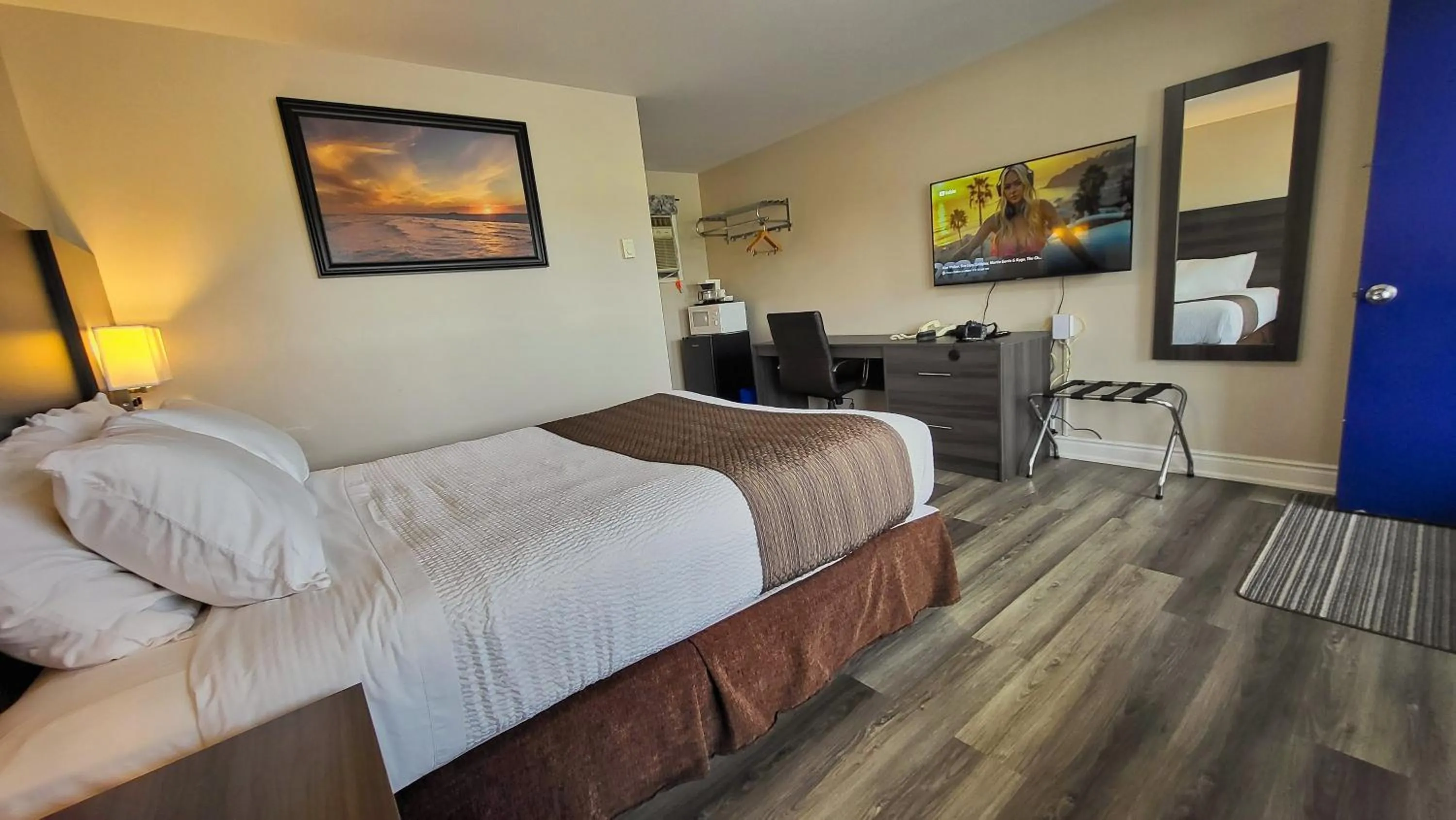 Bed in Maple Leaf Inn & Suites