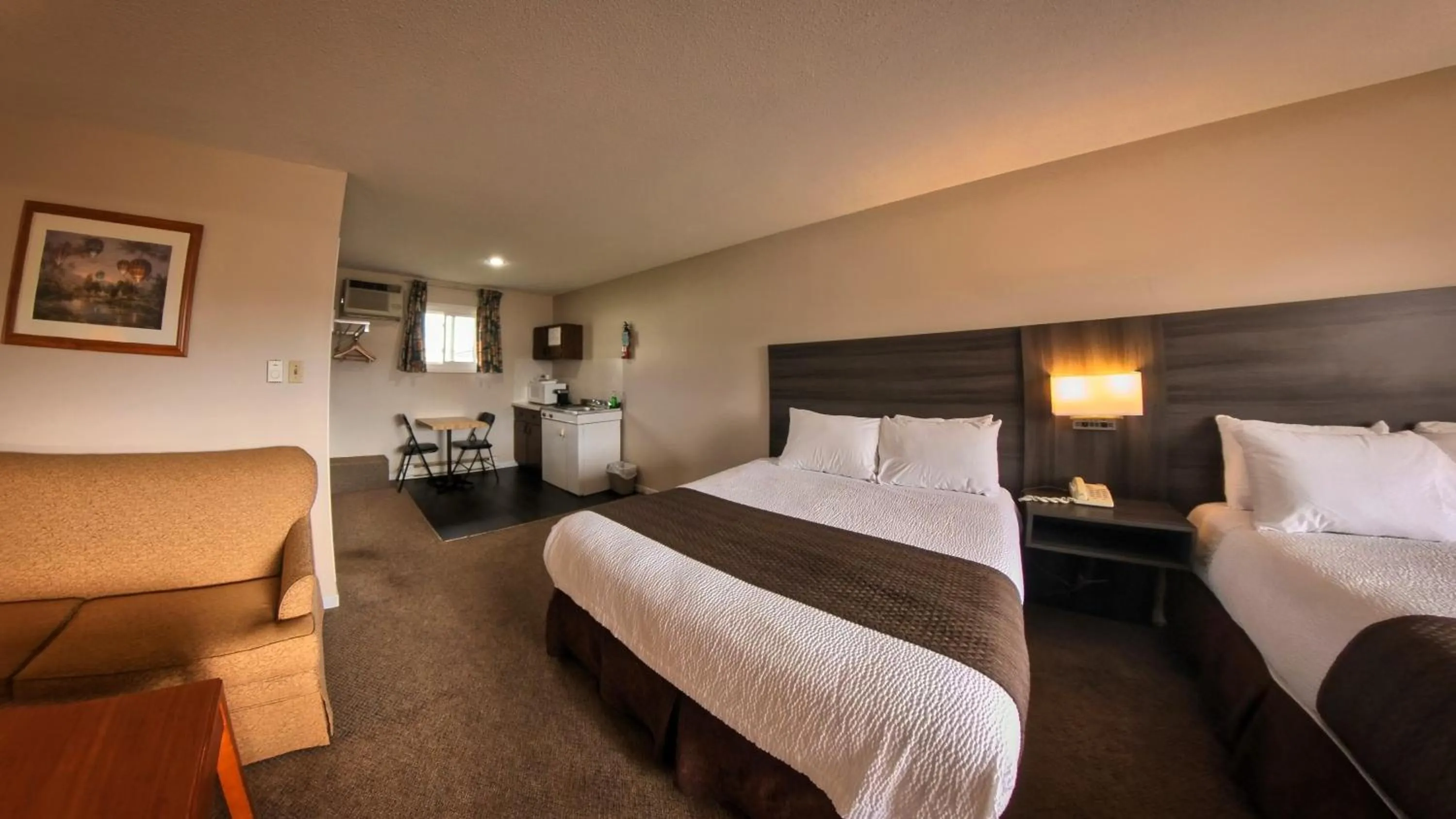 Bed in Maple Leaf Inn & Suites