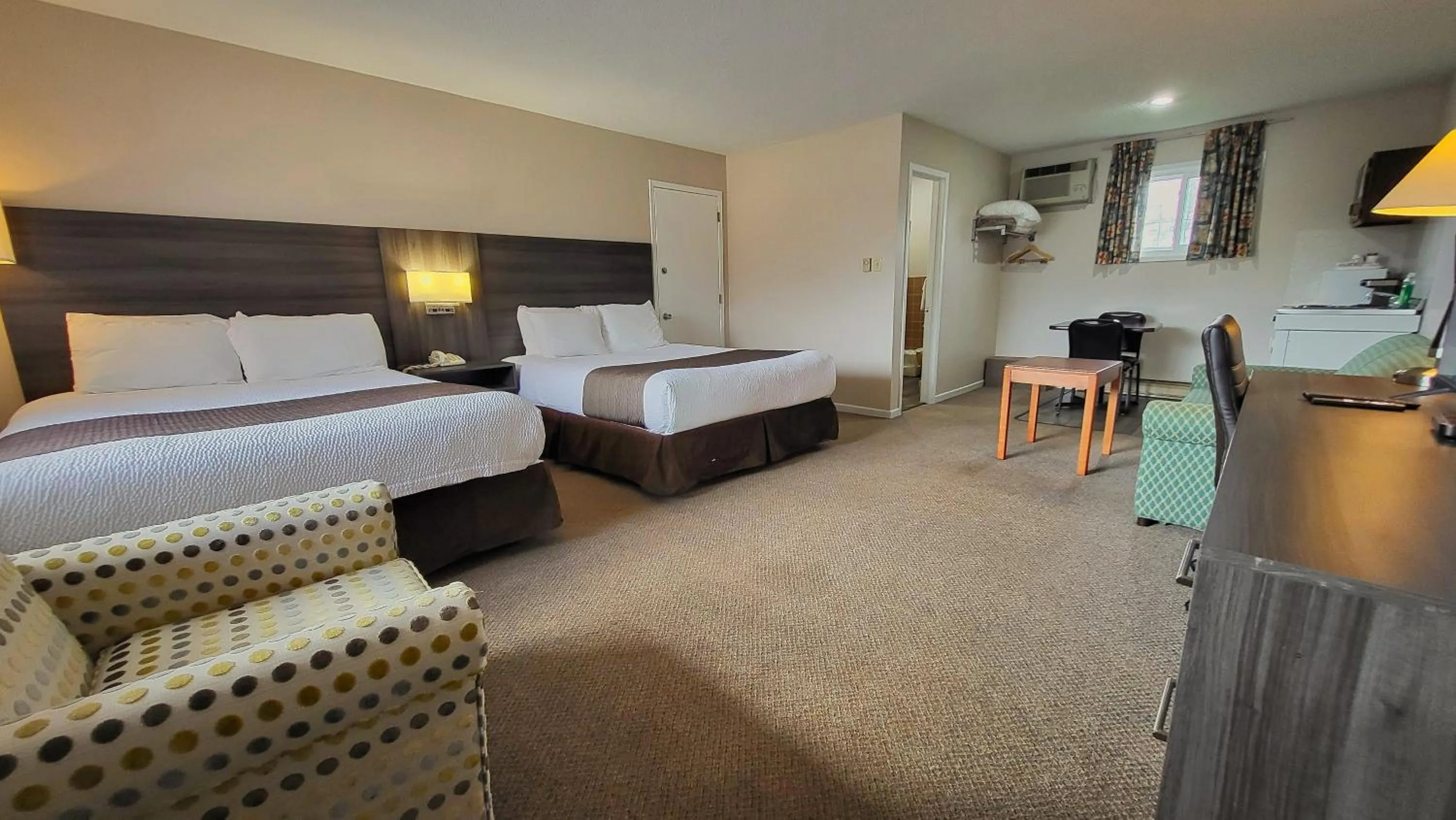 Bed in Maple Leaf Inn & Suites