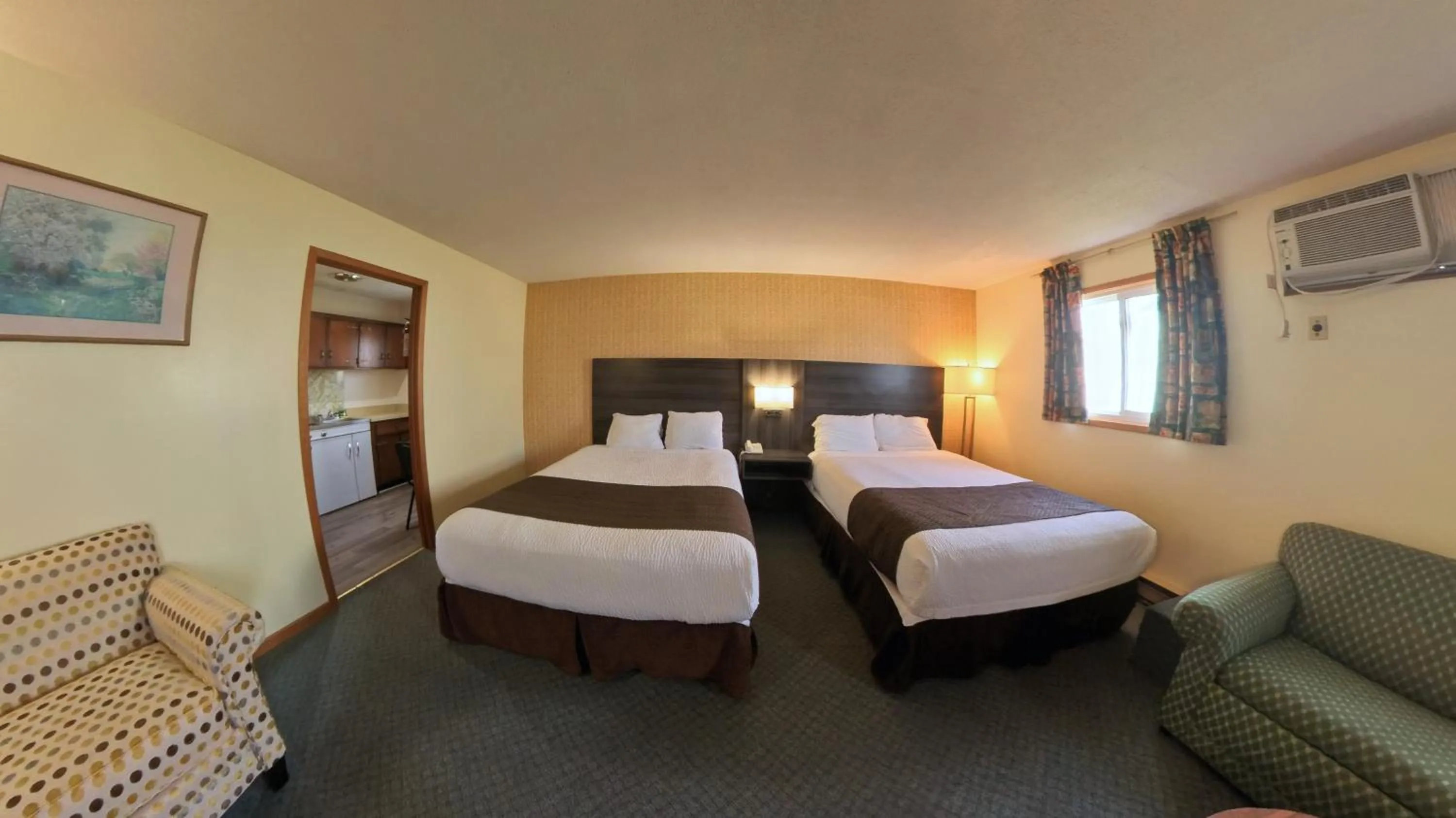 Bed in Maple Leaf Inn & Suites