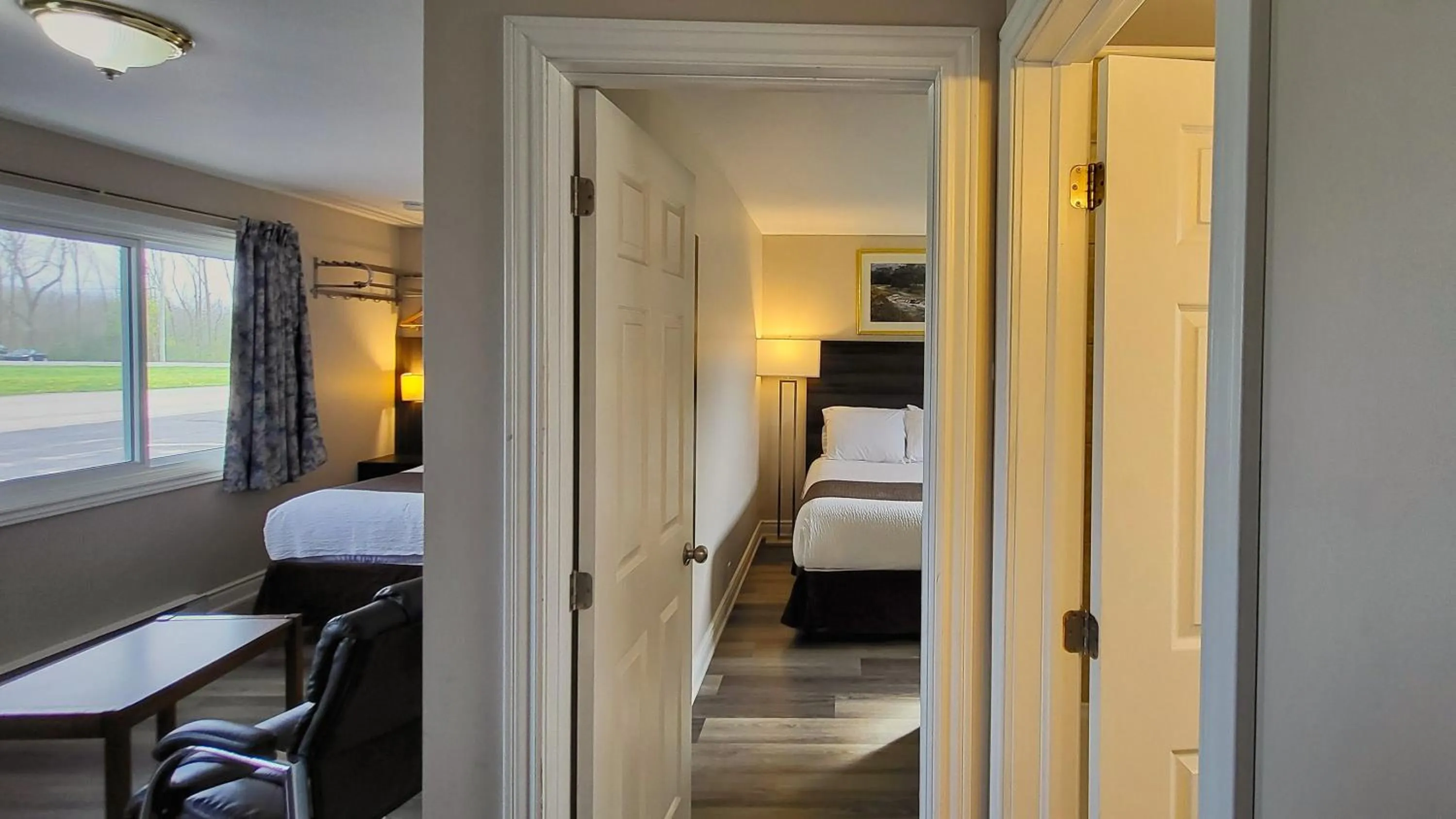 Bed in Maple Leaf Inn & Suites