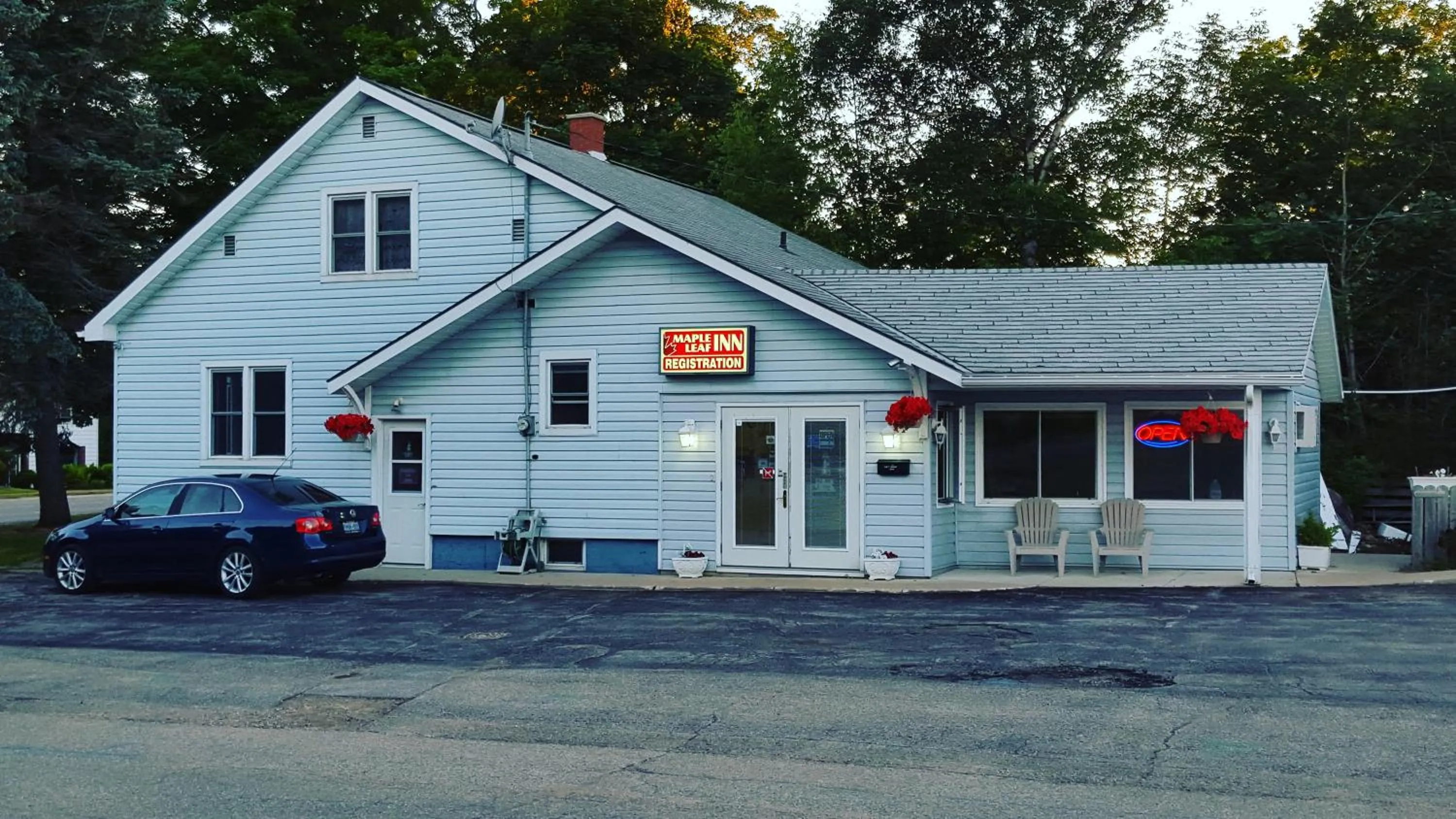 Property building in Maple Leaf Inn & Suites