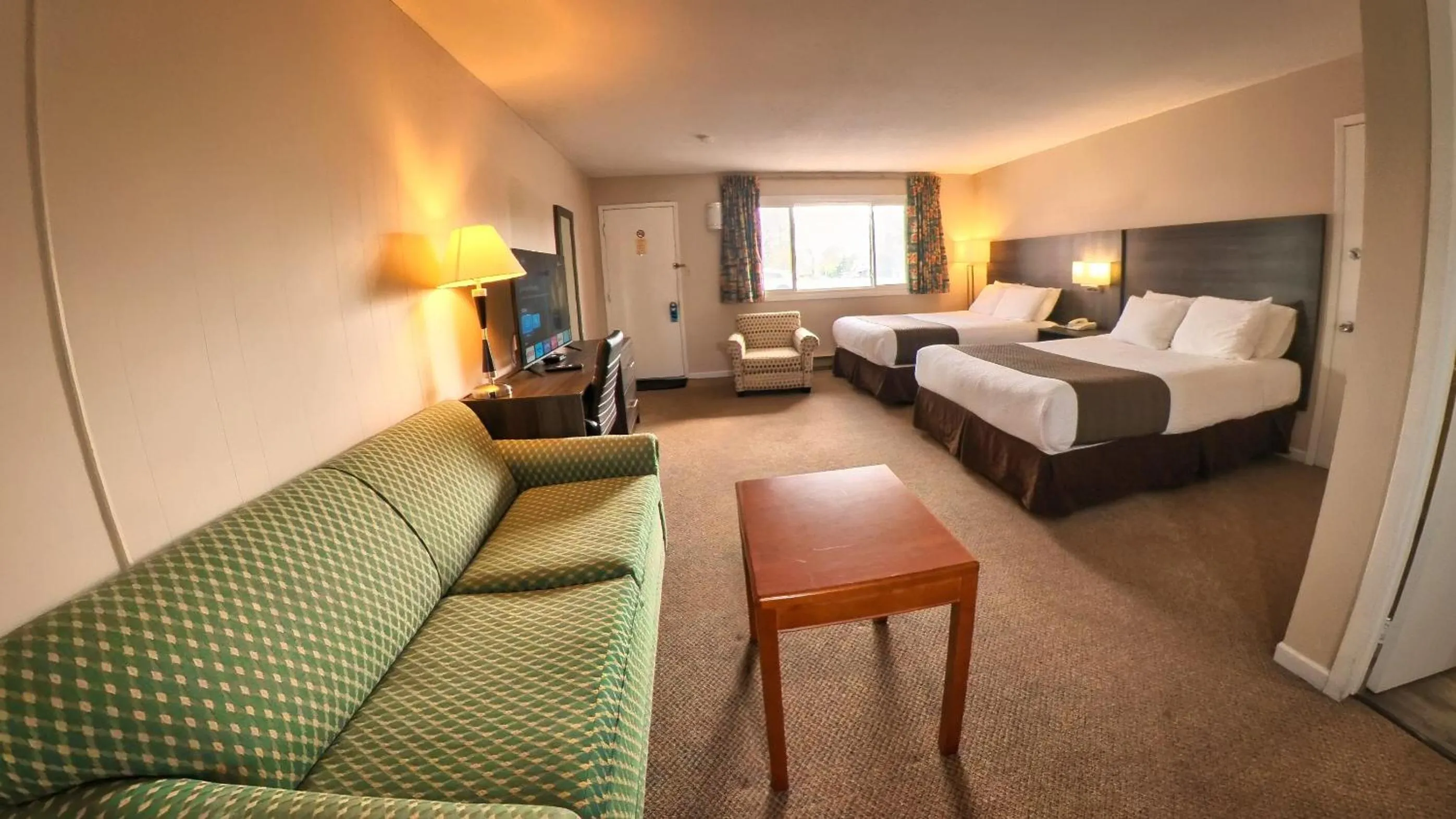 Bed in Maple Leaf Inn & Suites