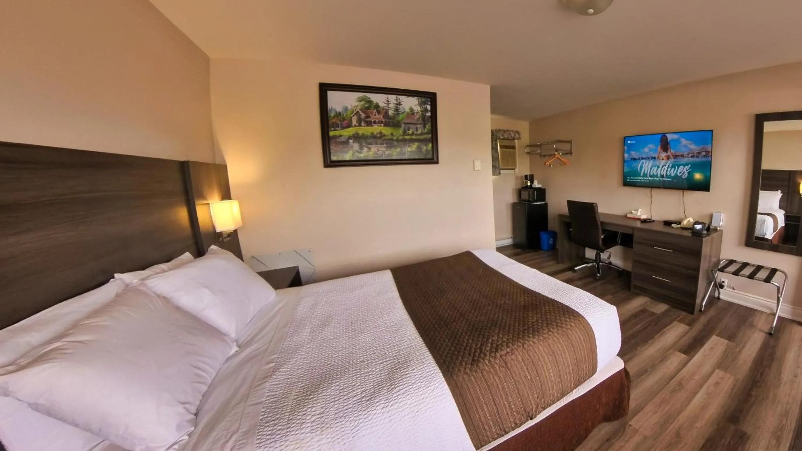 Bed in Maple Leaf Inn & Suites