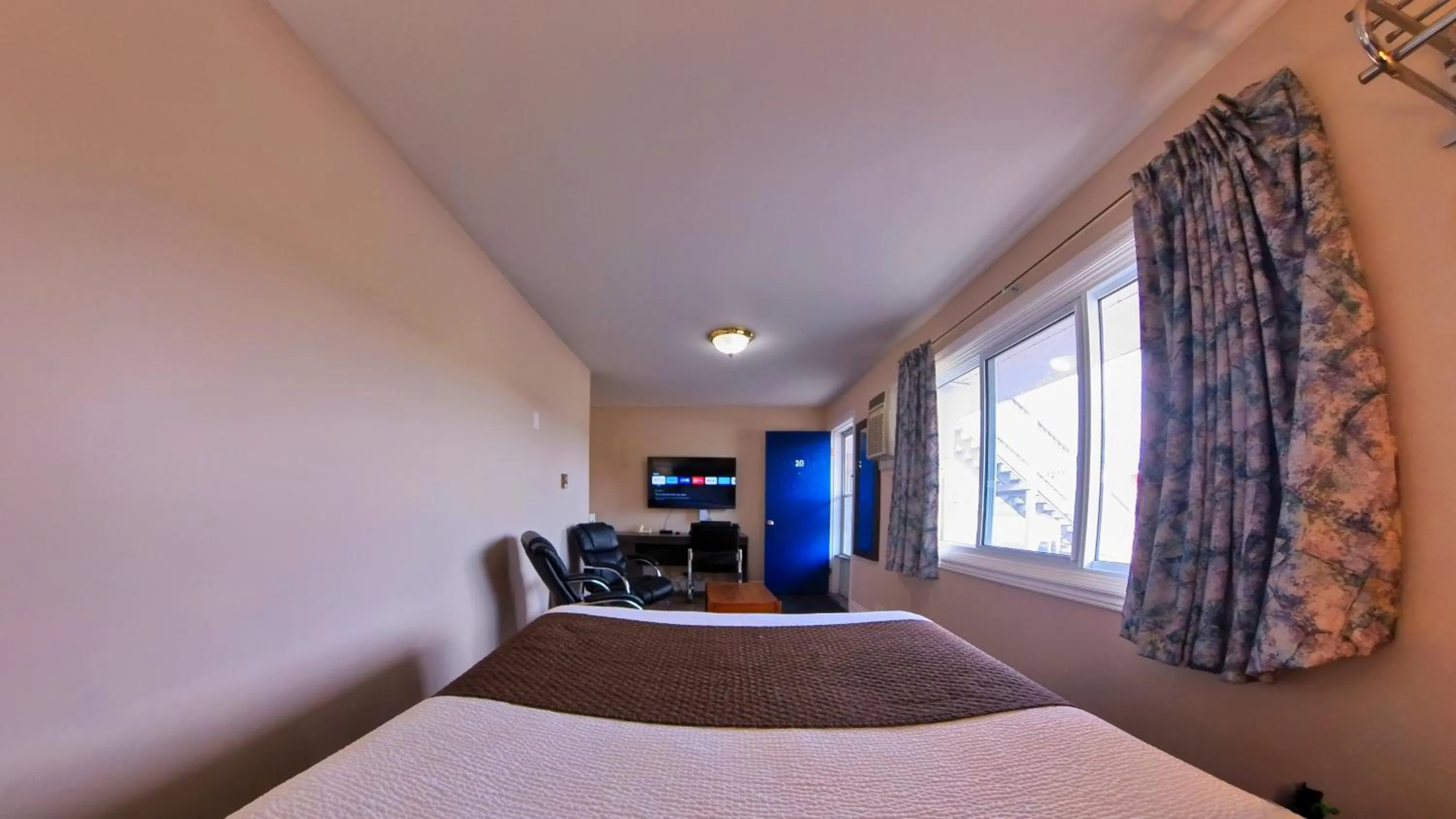 Bed in Maple Leaf Inn & Suites