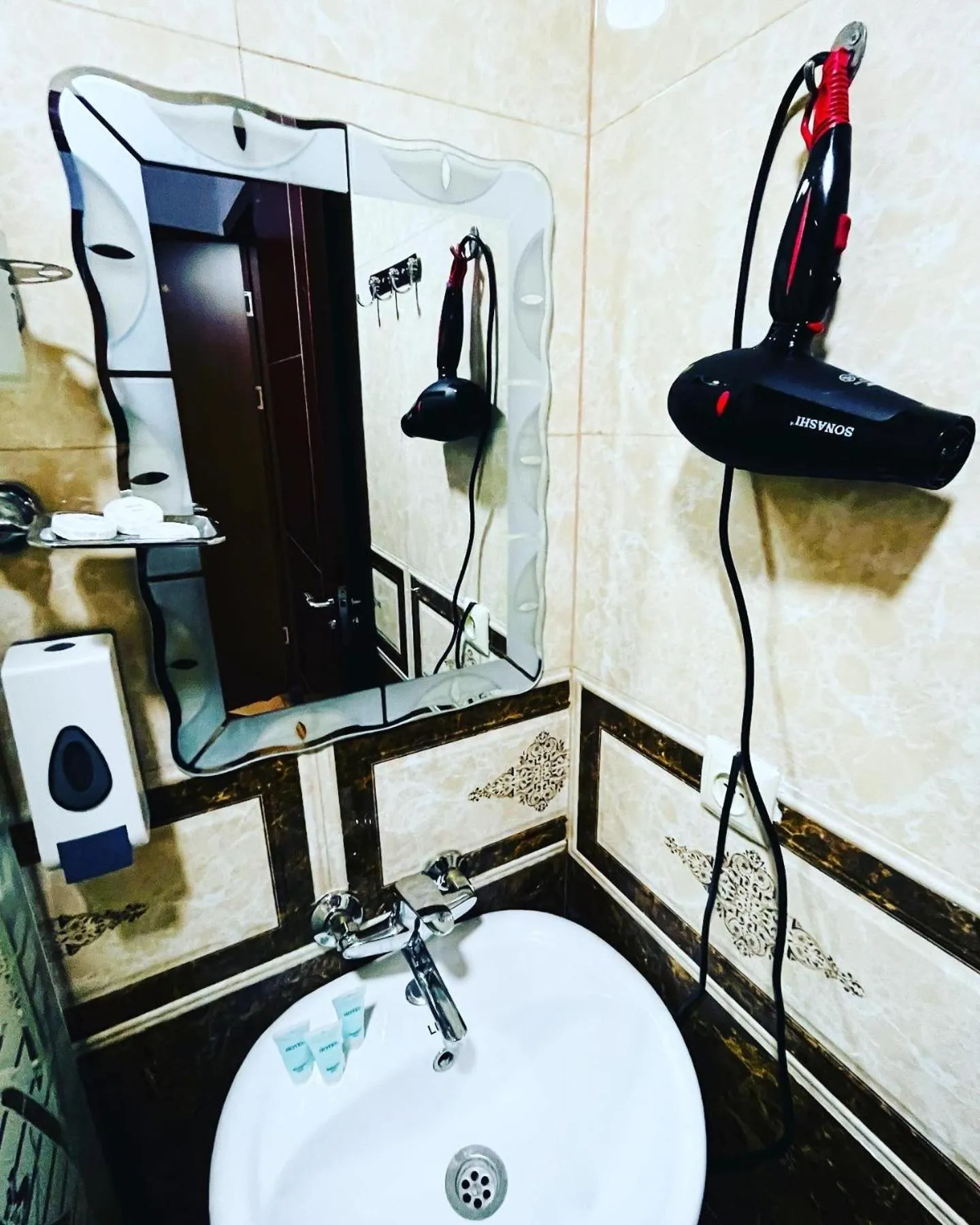 Shower in Georgian Palace Hotel