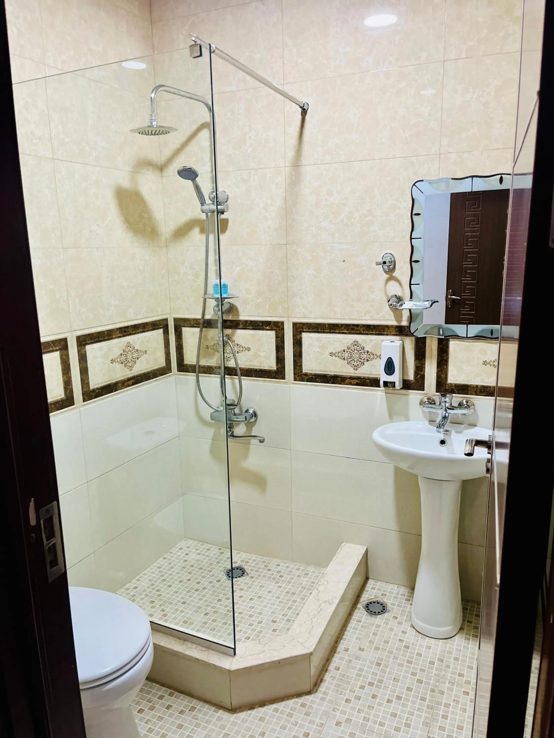 Shower in Georgian Palace Hotel