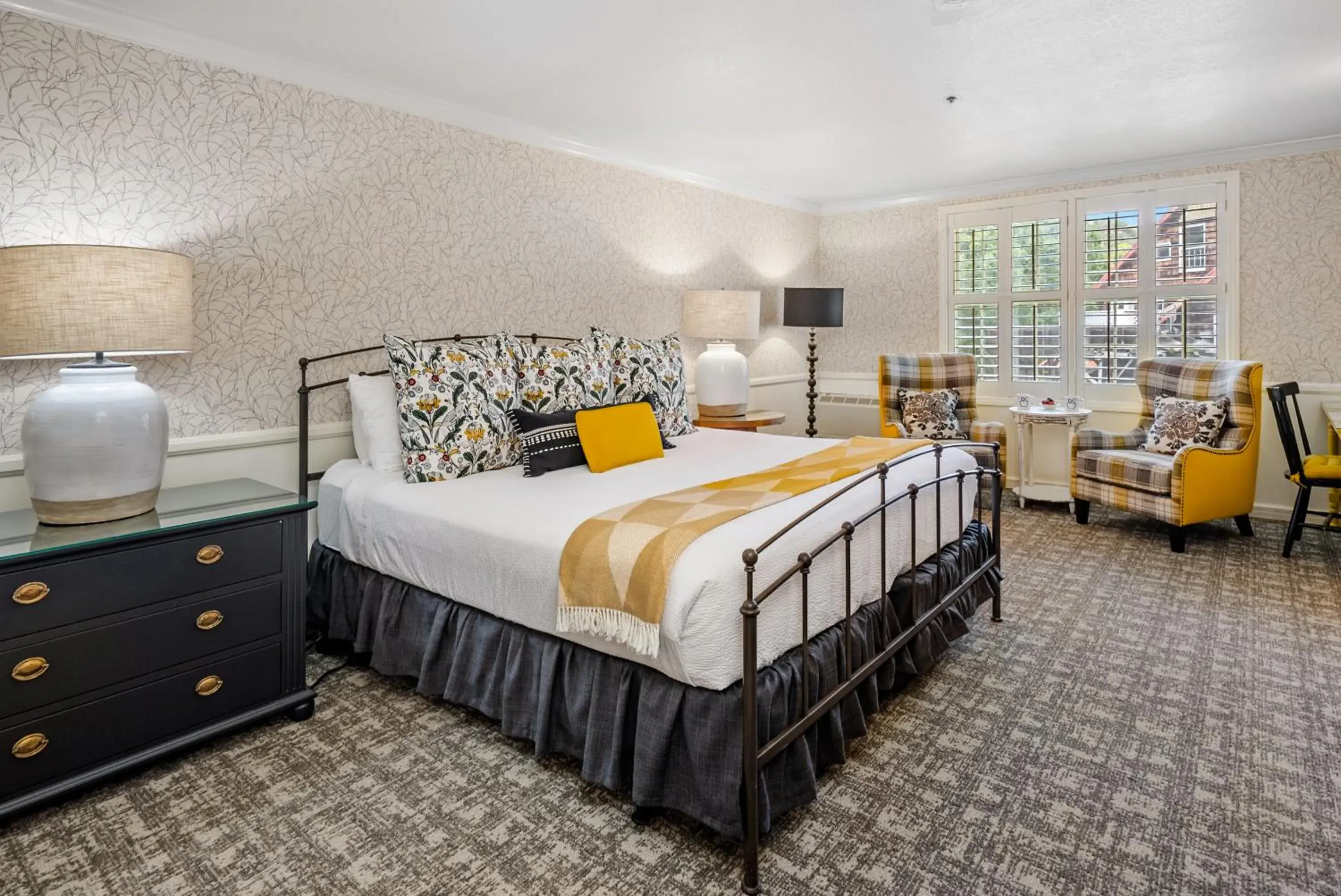 Deluxe King Room - Main Inn in Apple Farm Inn Deluxe King Room - Main Inn in Apple Farm Inn