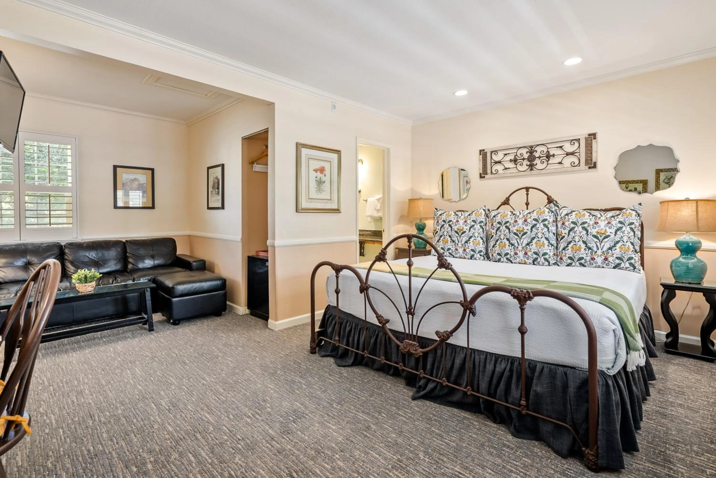 Bed in Apple Farm Inn