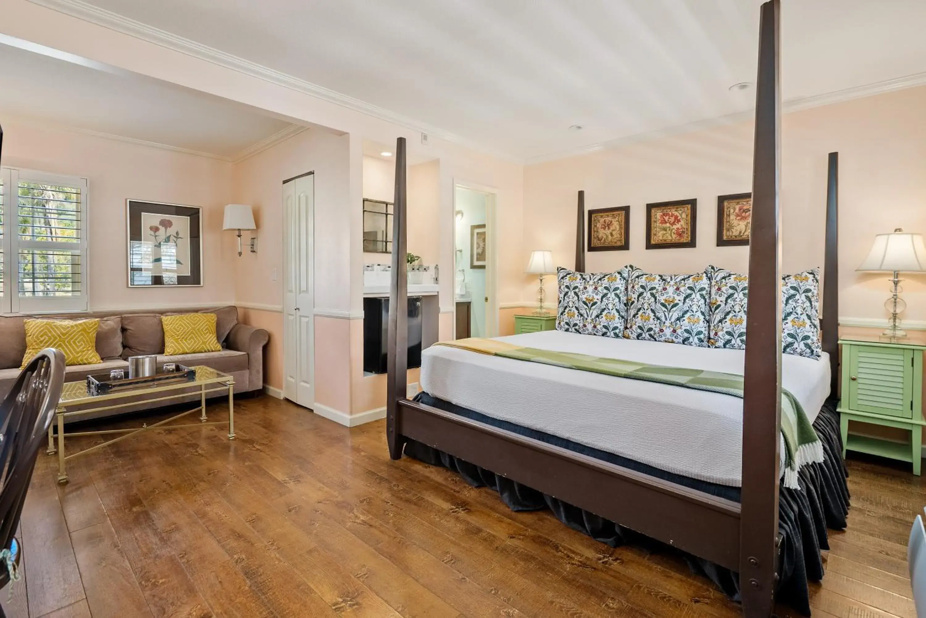 King Room in Apple Farm Inn King Room in Apple Farm Inn