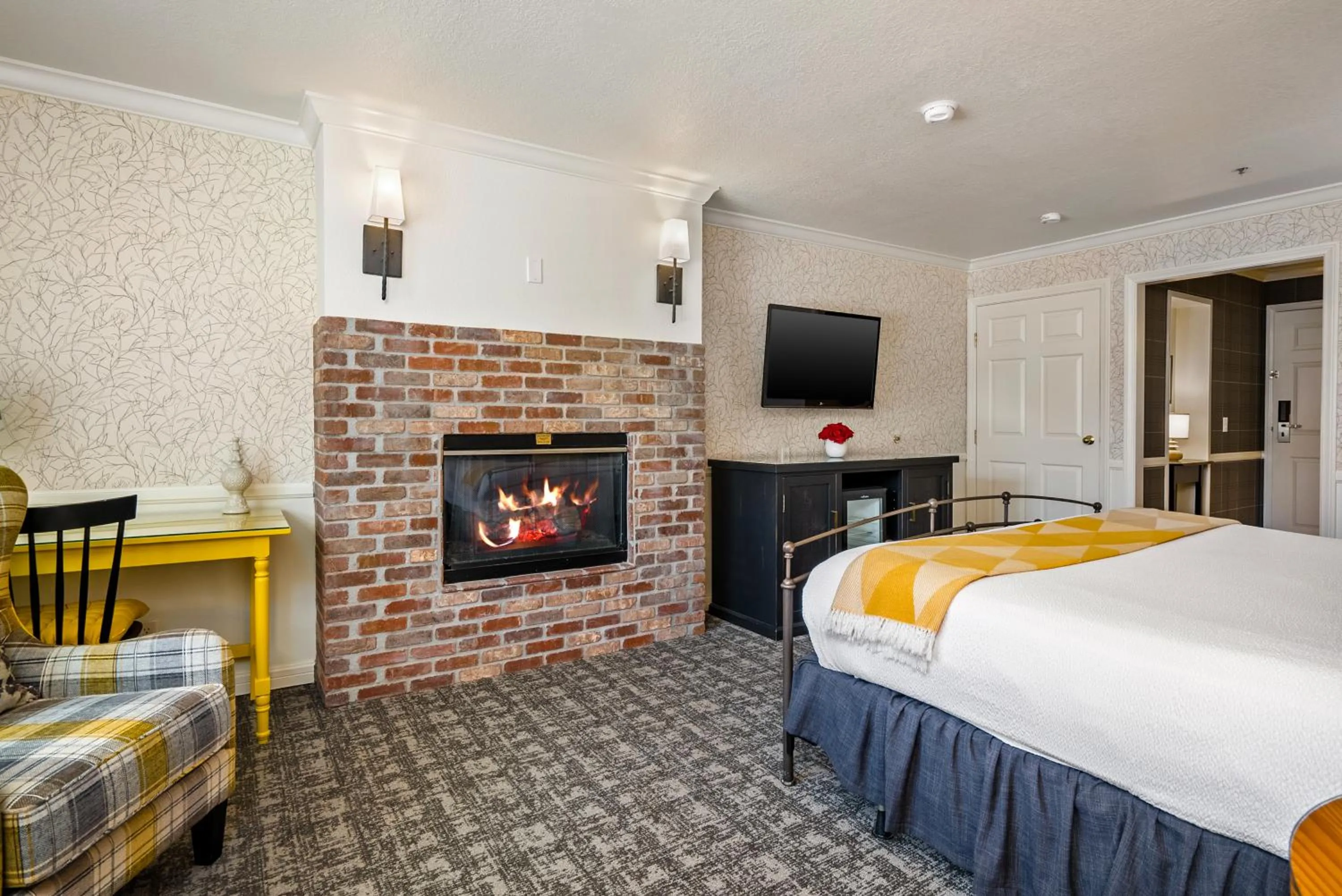 flat iron, Bed in Apple Farm Inn