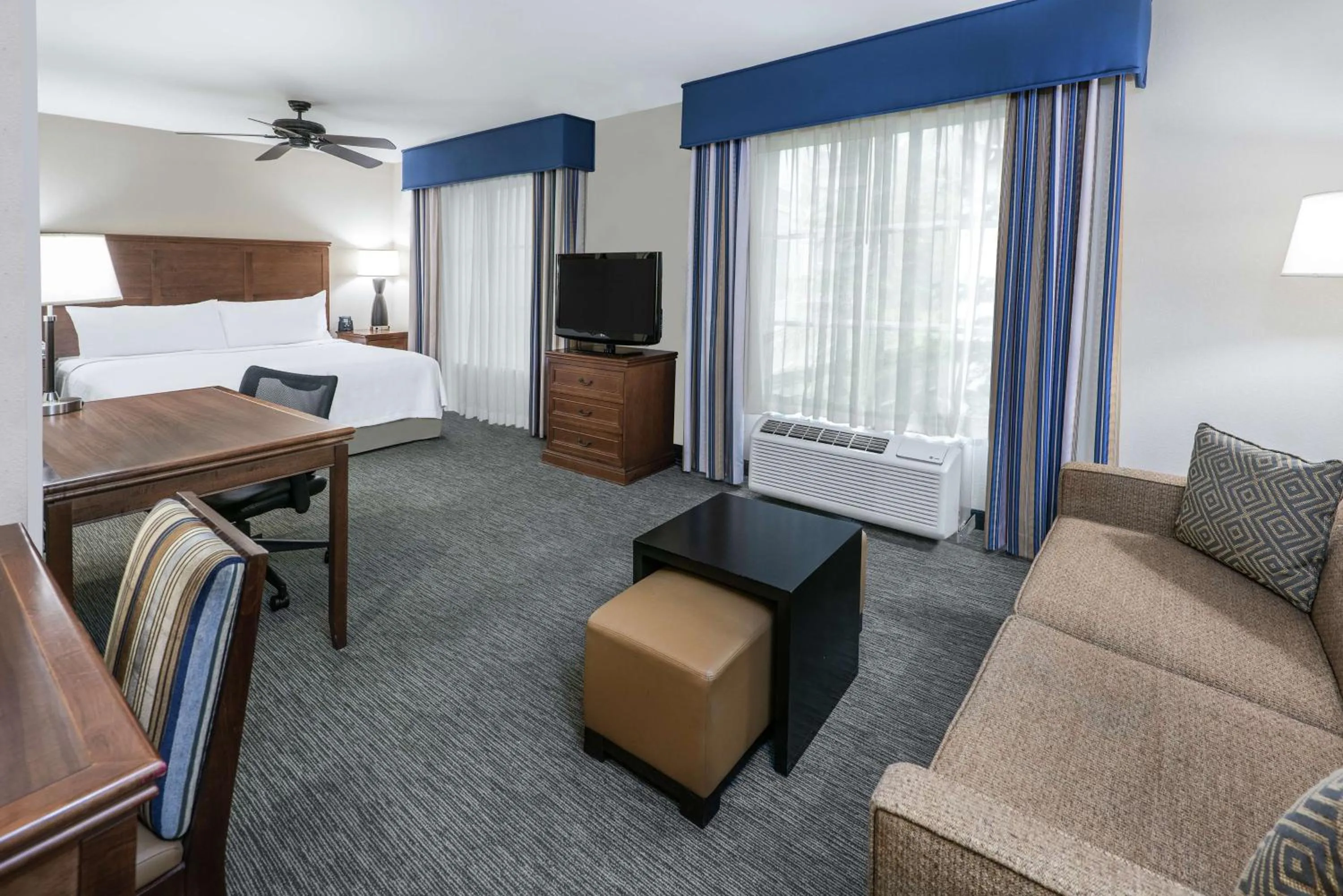 Bedroom, Bed in Homewood Suites Laredo at Mall Del Norte