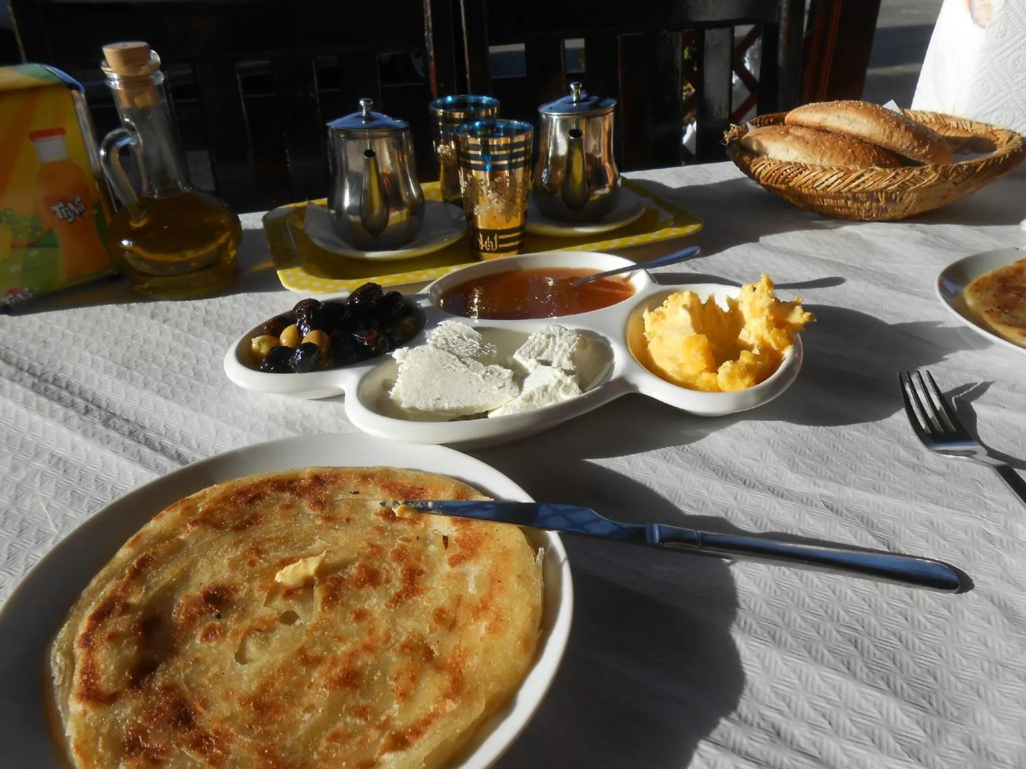 Breakfast in auberge restaurant tizgui