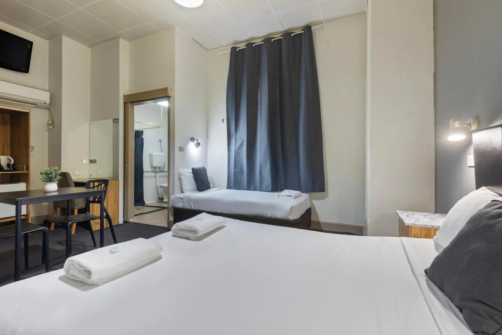 Photo of the whole room, Bed in Adelaide Paringa