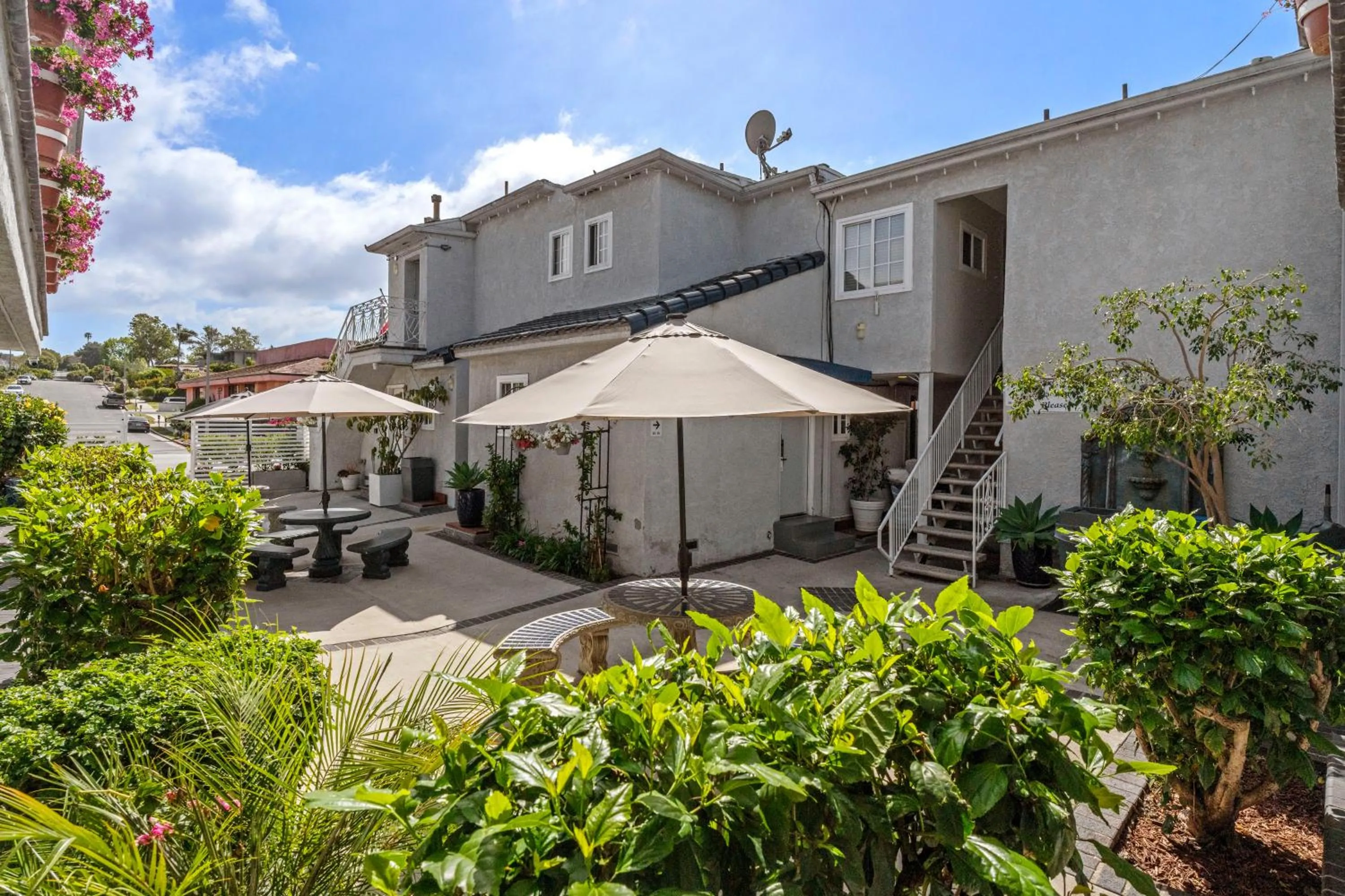Inner courtyard view in Ocean Park Inn