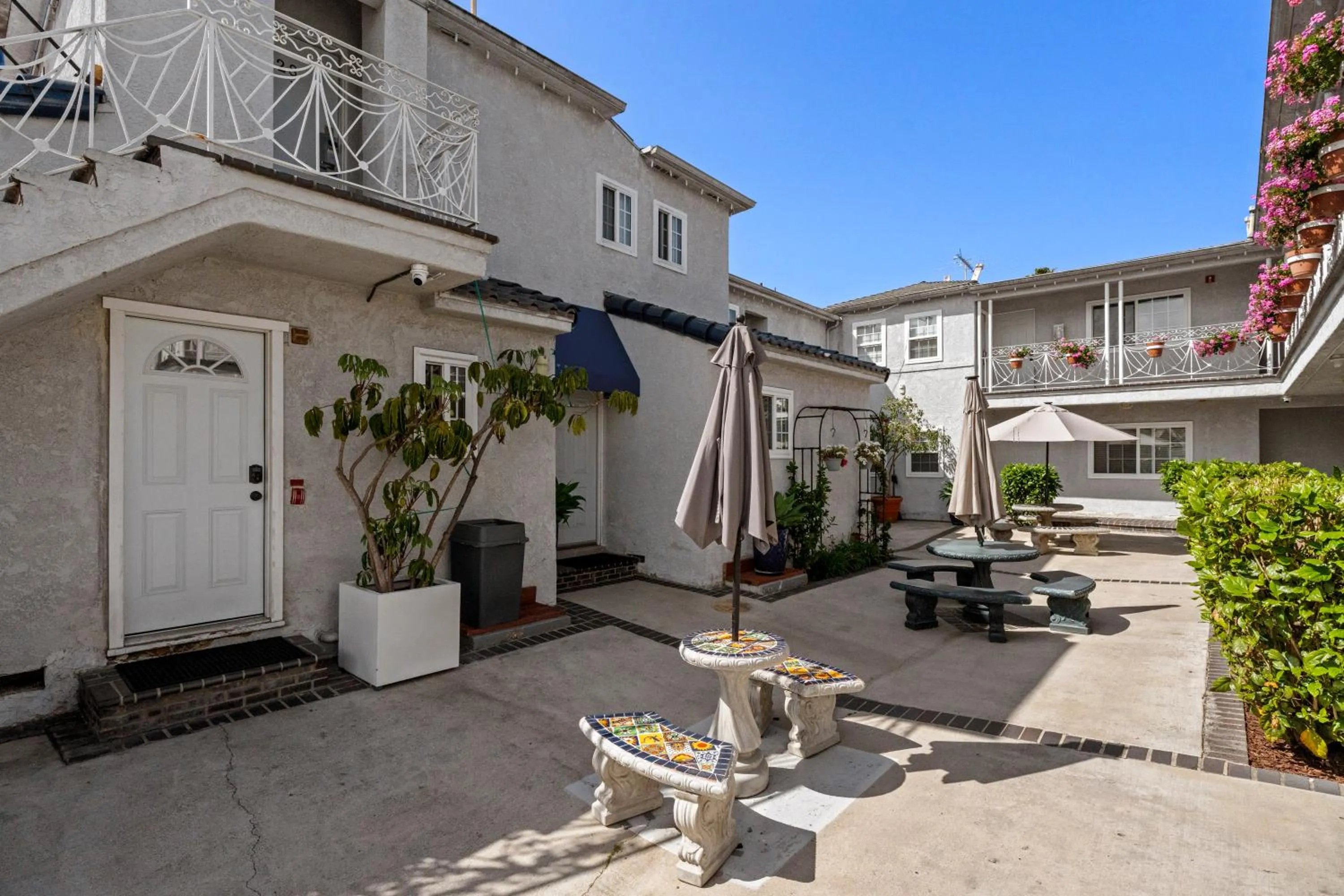 Inner courtyard view in Ocean Park Inn