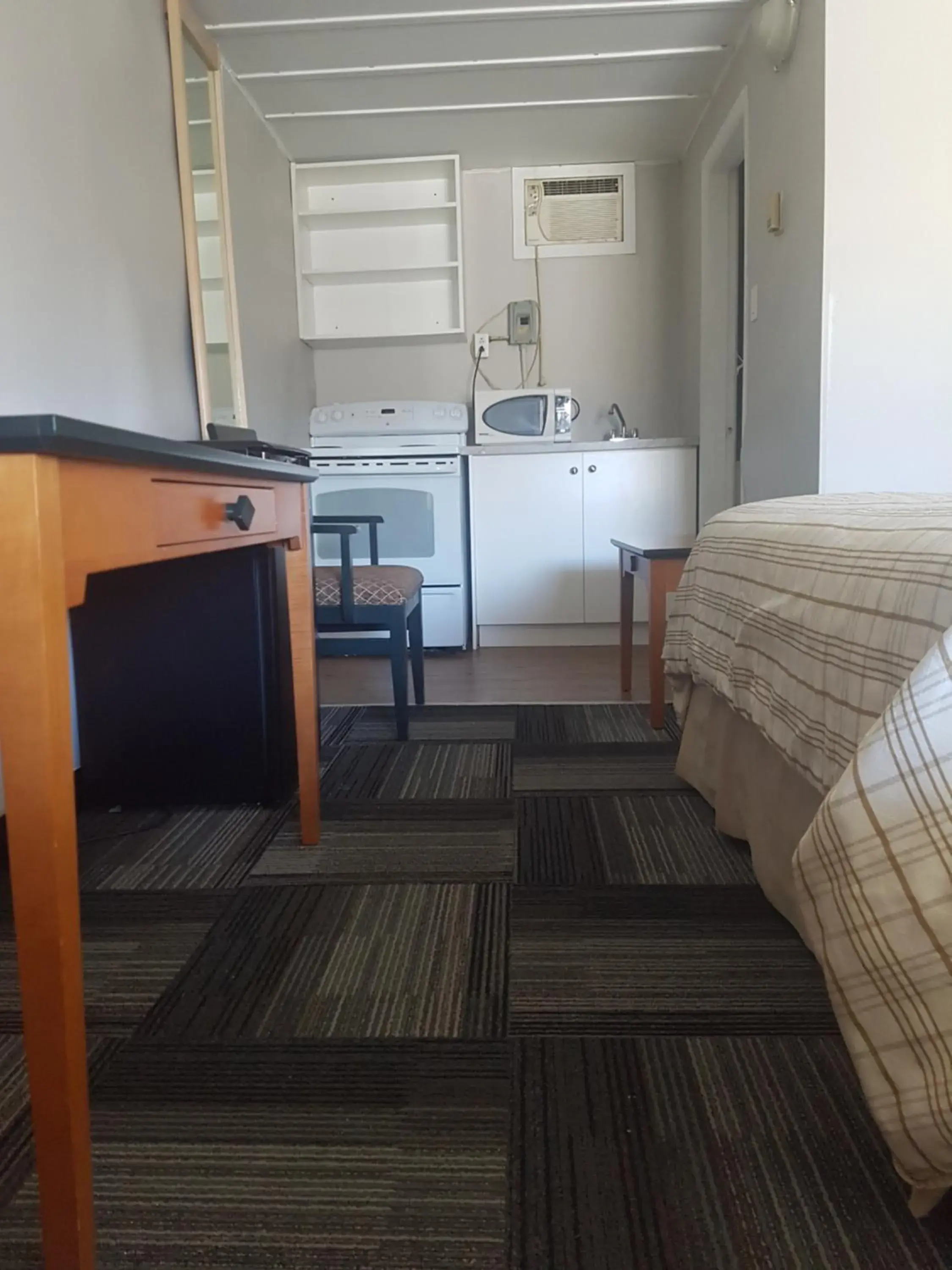 Standard Queen Room with Kitchenette in Olympia Lodge Standard Queen Room with Kitchenette in Olympia Lodge