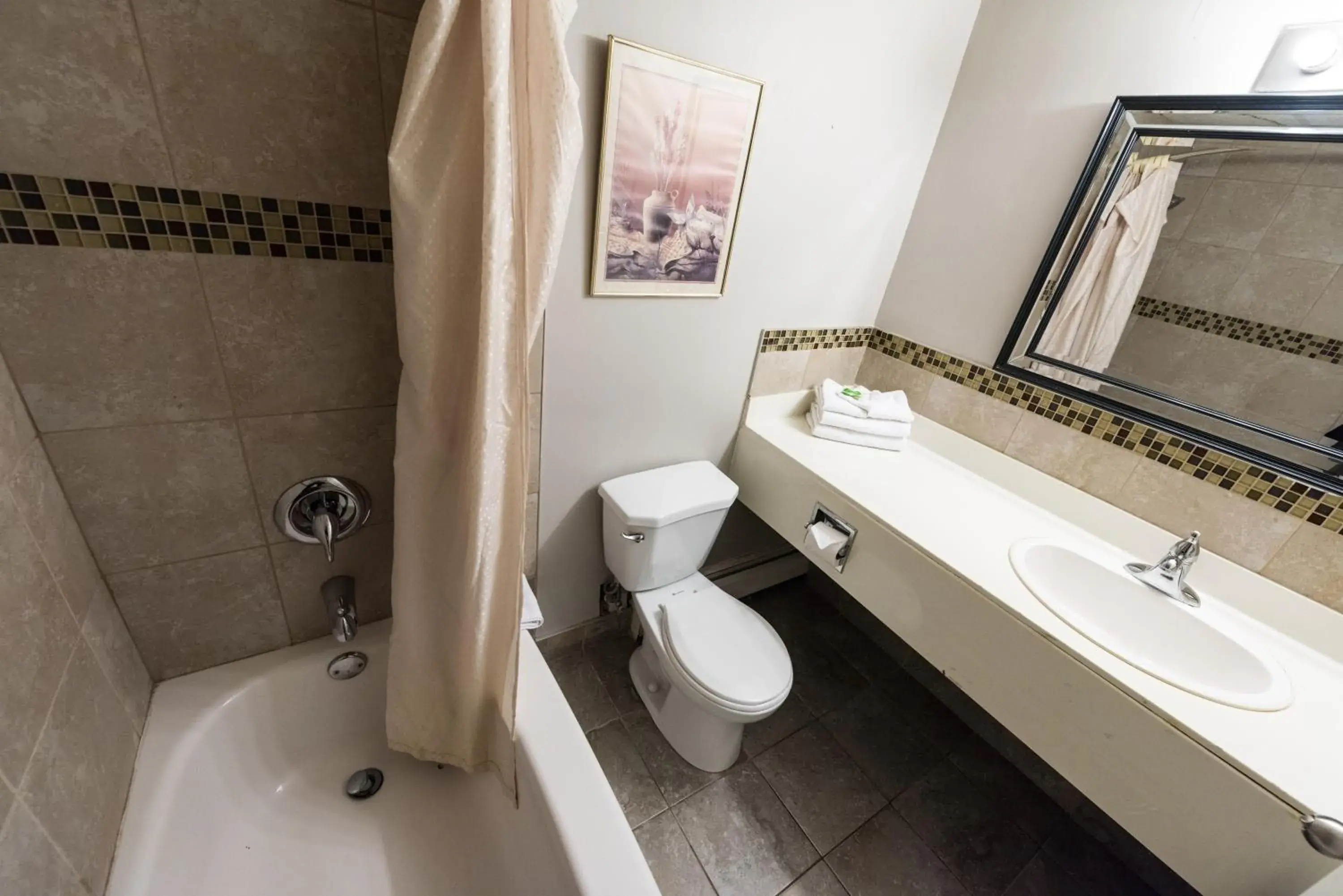 Queen Room with Two Queen Beds and Kitchenette in Olympia Lodge Queen Room with Two Queen Beds and Kitchenette in Olympia Lodge