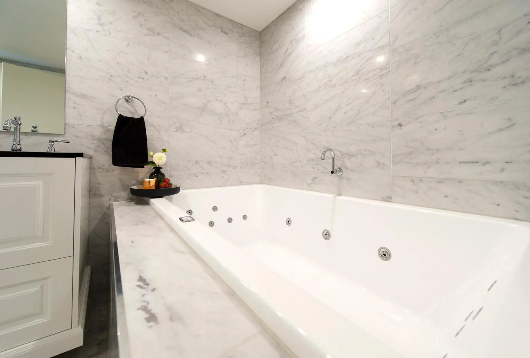 Bath in Canberra Rex Hotel