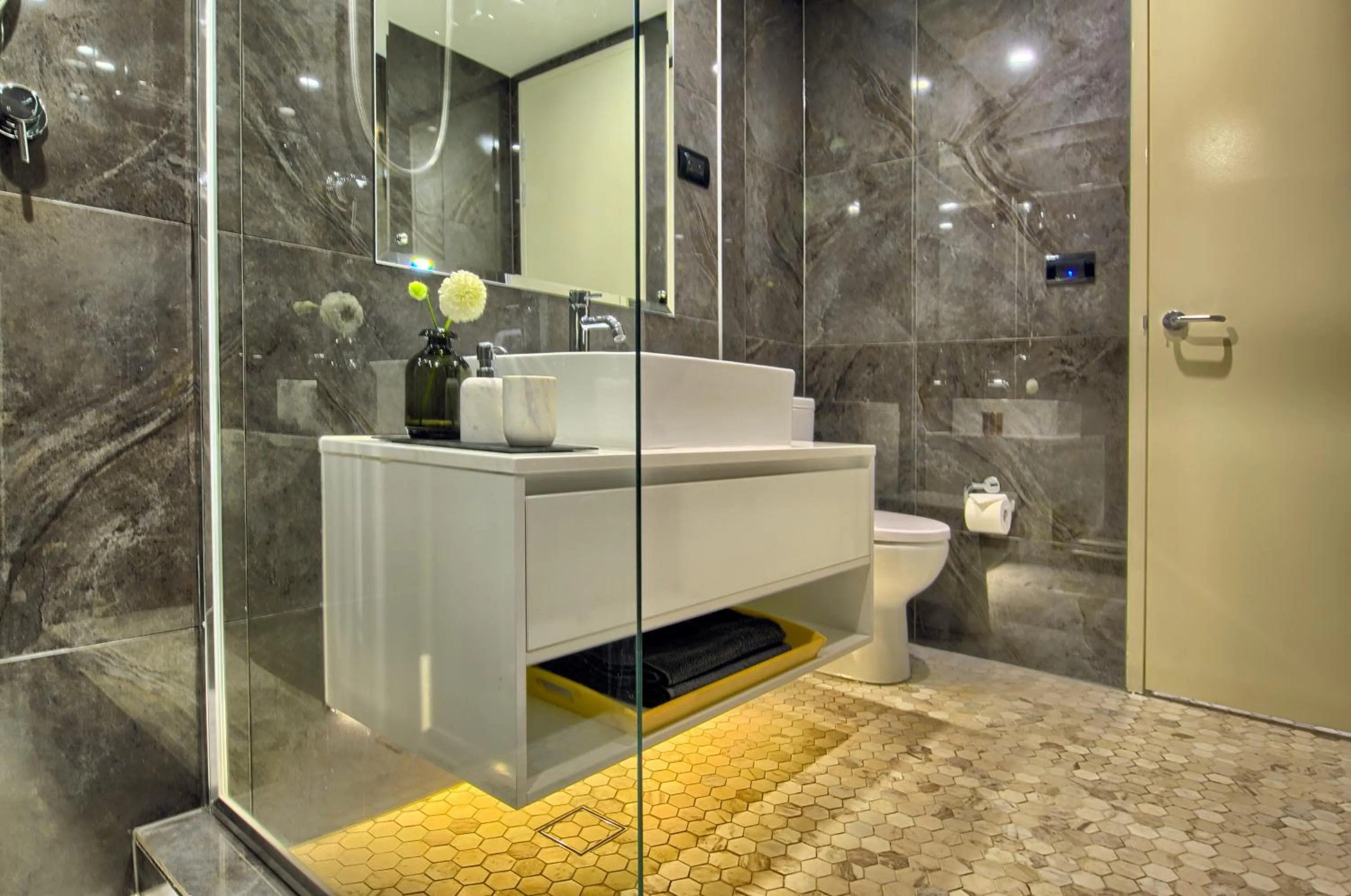 Toilet in Canberra Rex Hotel