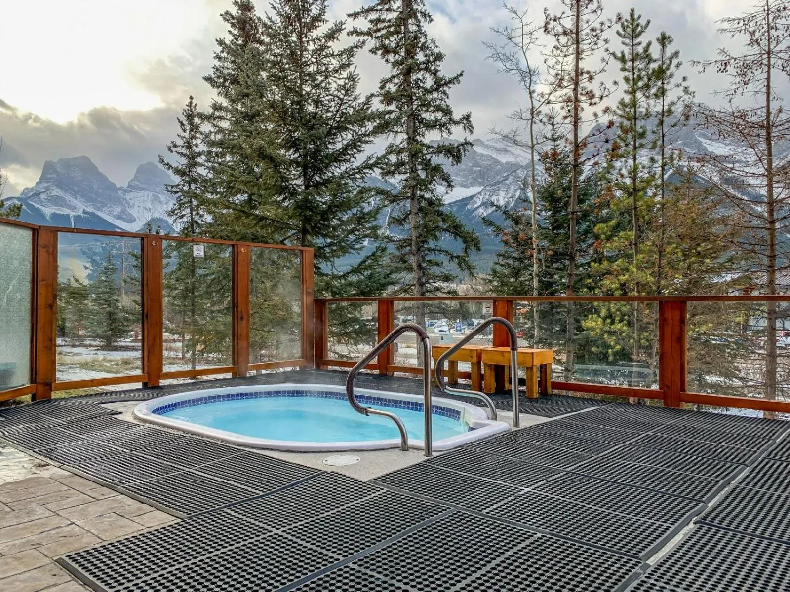 Hot Tub in Inviting Rocky Mountain HOT TUB in Top Rated Condo managed by Little Sister Getaways