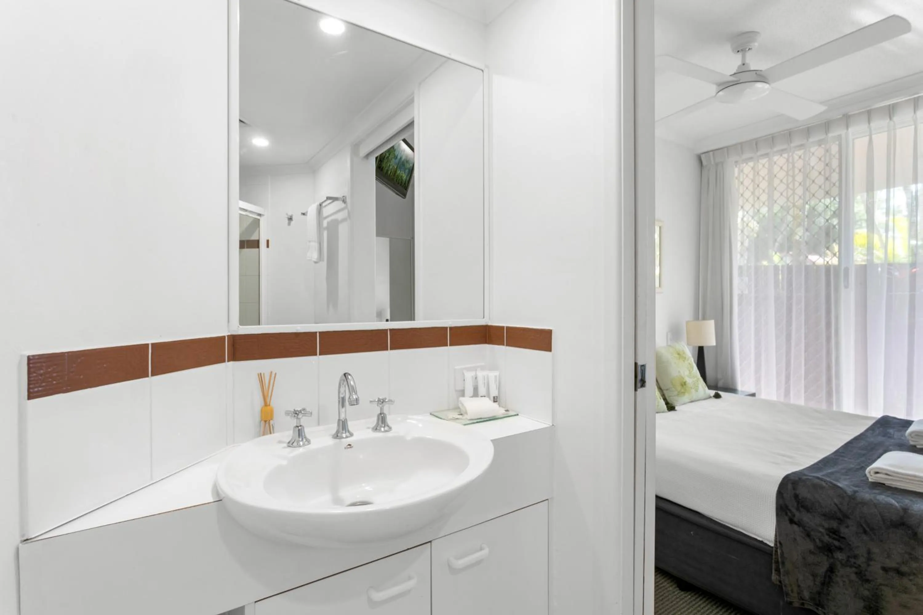 Bathroom, Bed in Noosa Tropicana