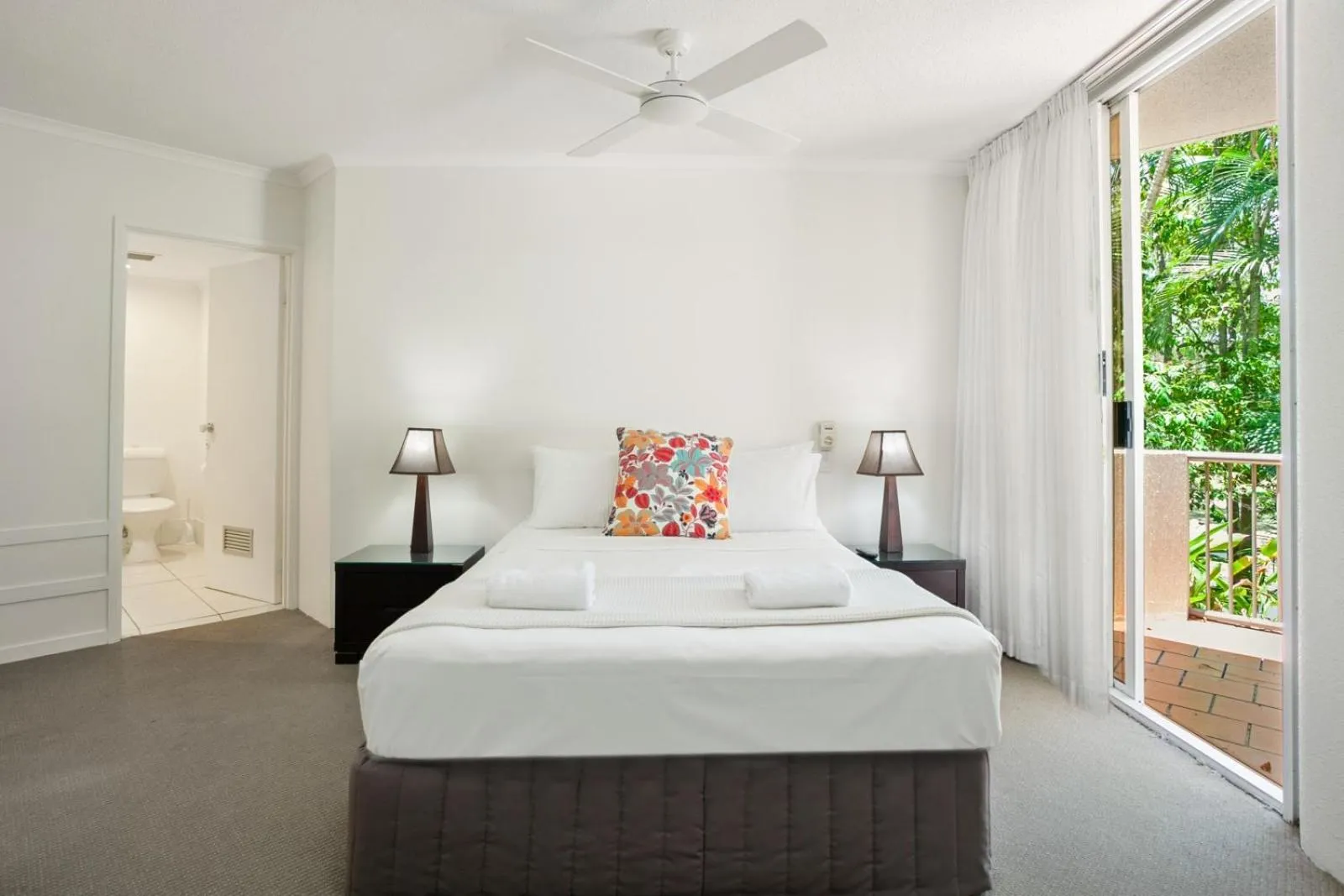 Bedroom, Bed in Noosa Tropicana