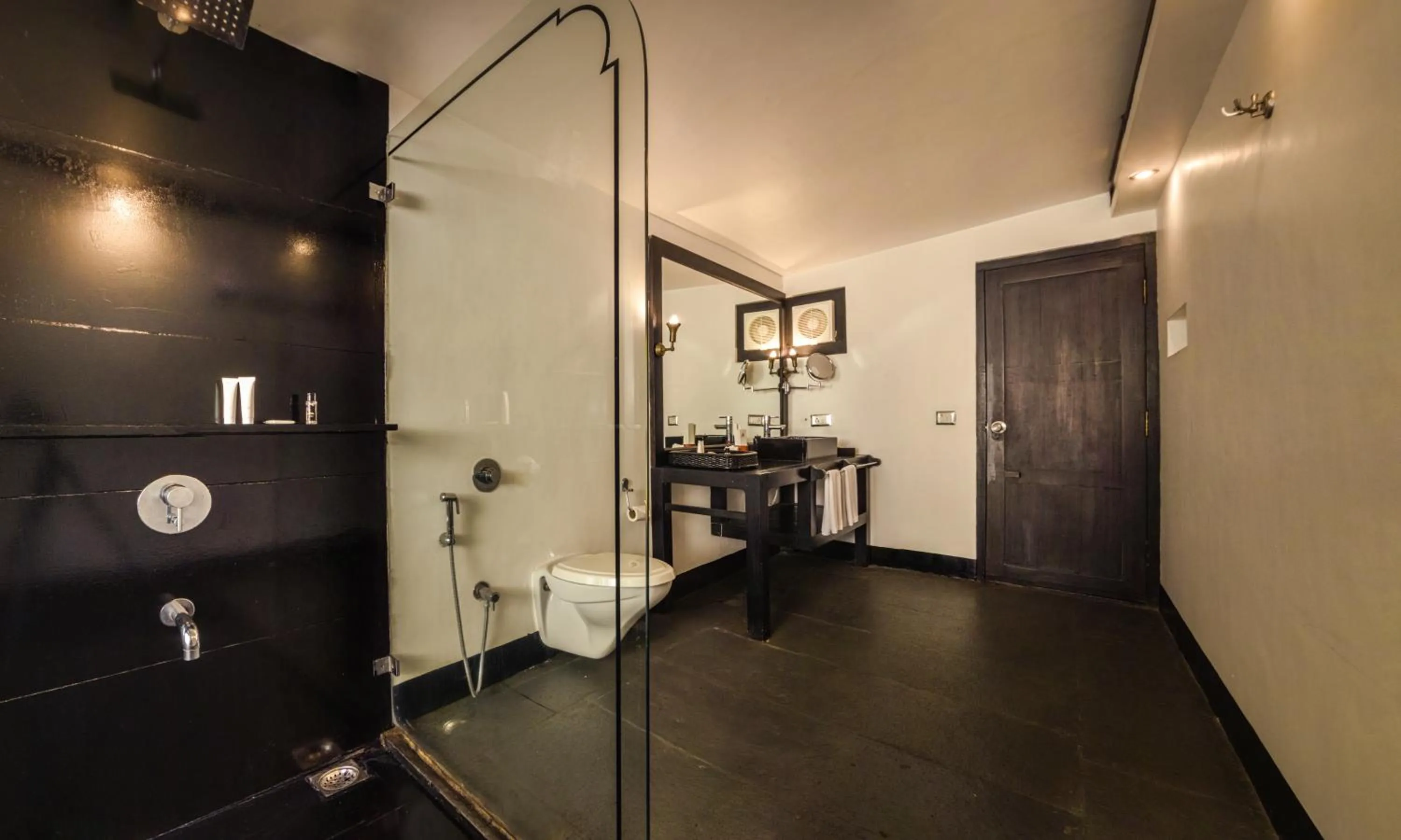 Shower in Amritara Shalimar Spice Garden Resort & Spa