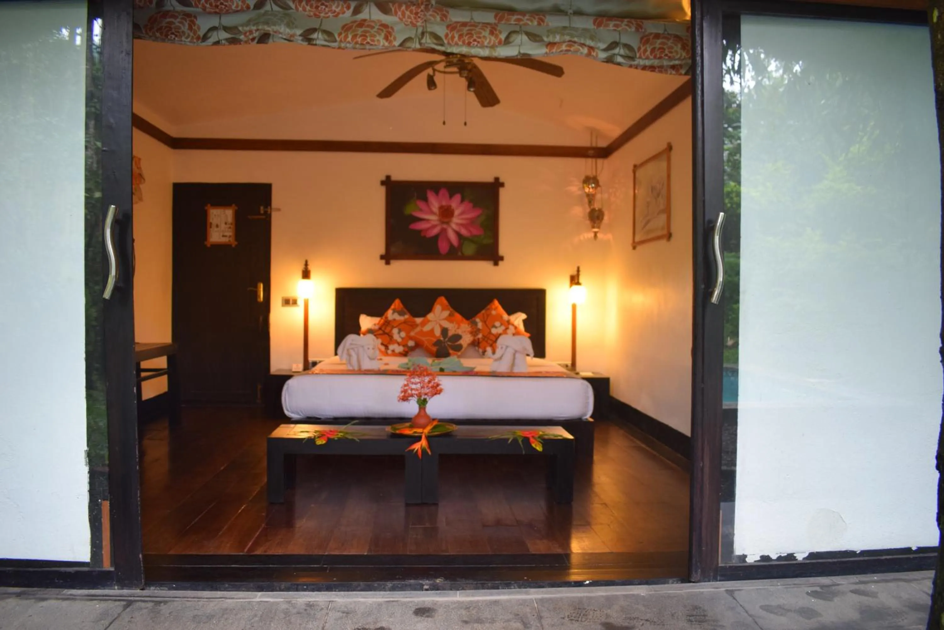 Photo of the whole room, Bed in Amritara Shalimar Spice Garden Resort & Spa