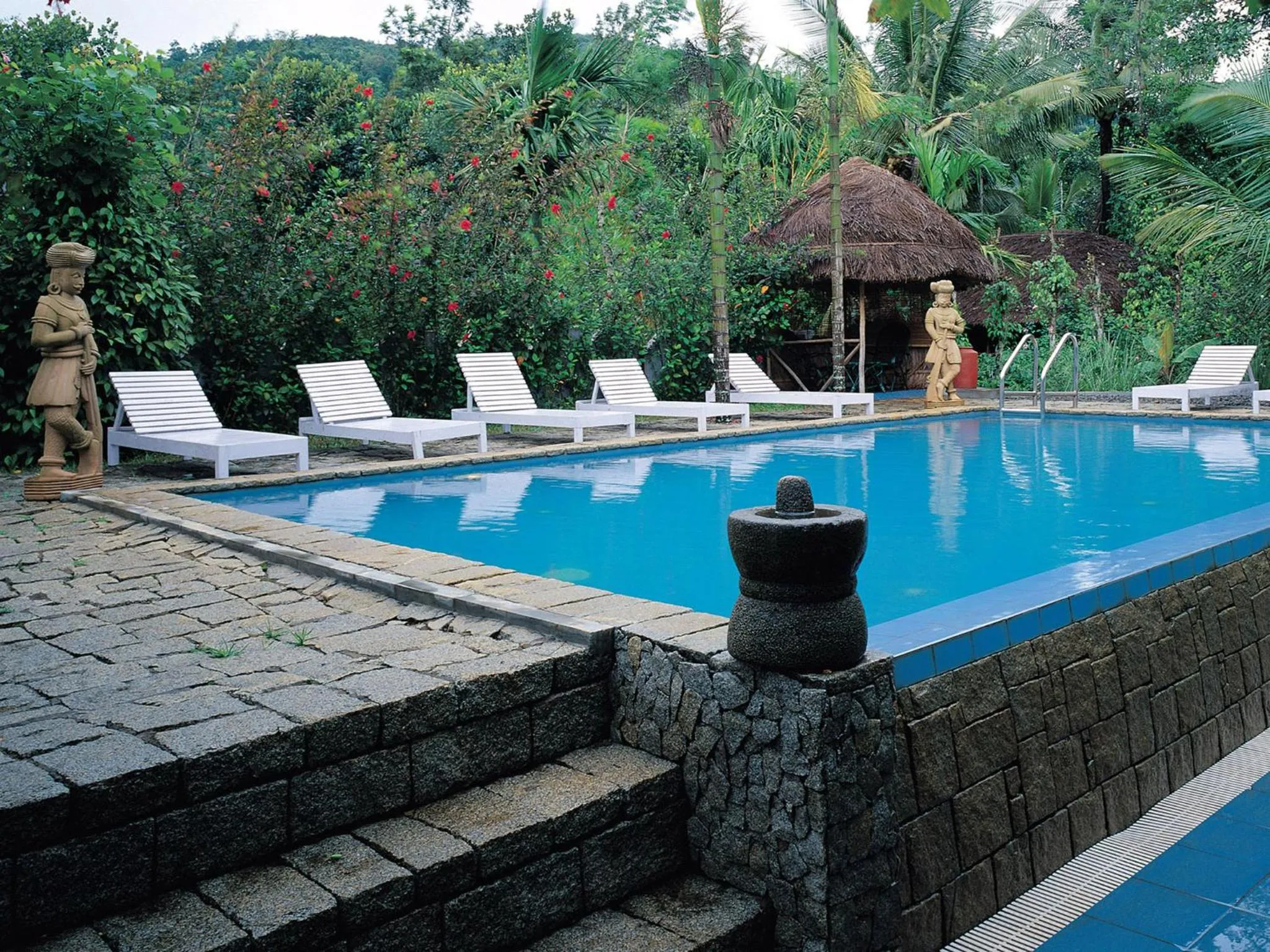 Swimming pool in Amritara Shalimar Spice Garden Resort & Spa