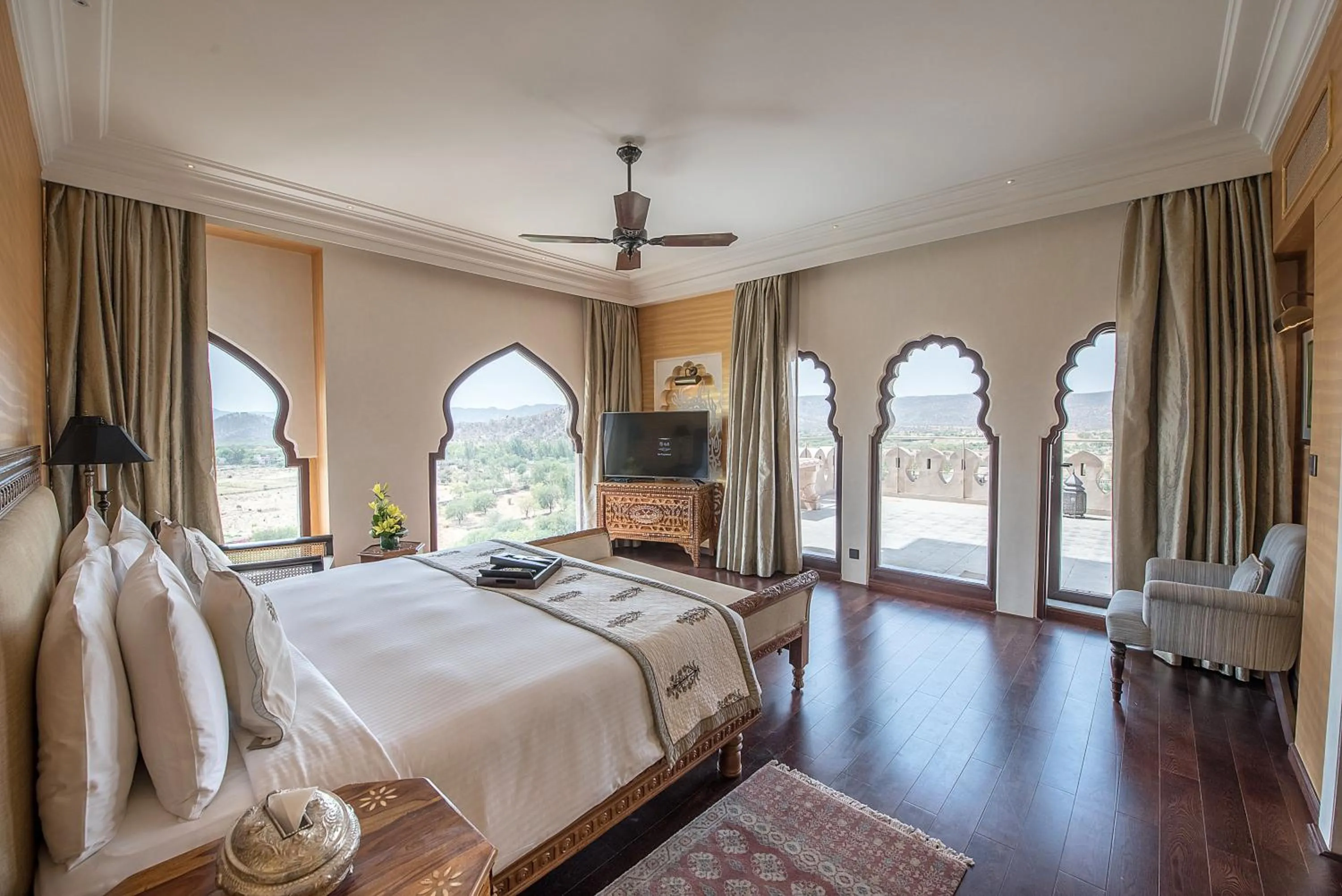 Photo of the whole room, Bed in Fairmont Jaipur