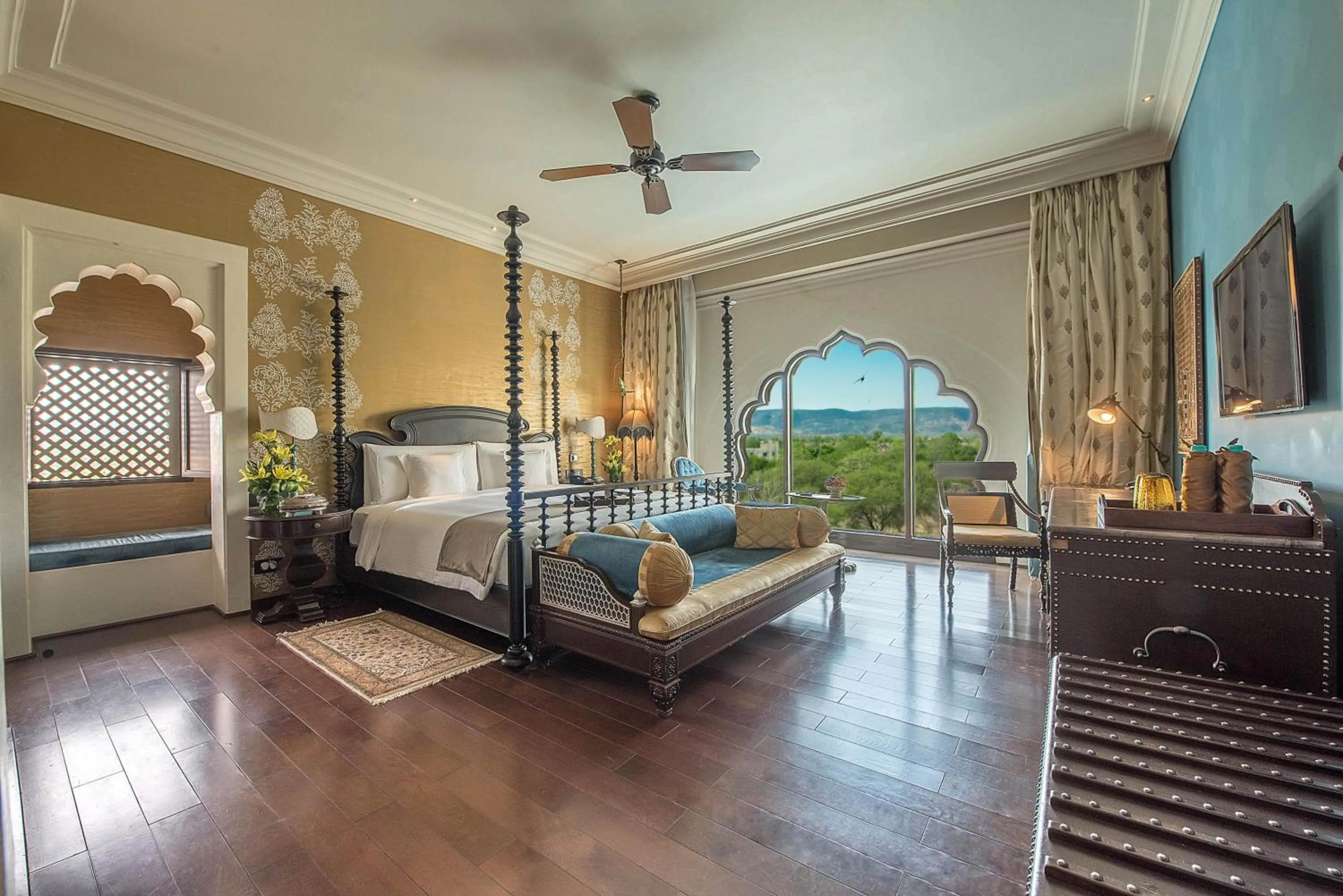 Mountain view, Bed in Fairmont Jaipur