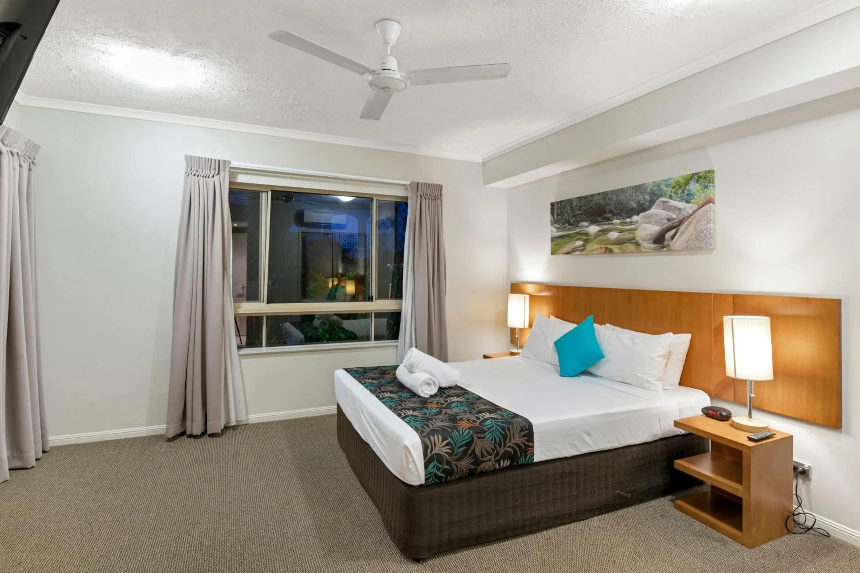 Photo of the whole room, Bed in The Lakes Resort Cairns