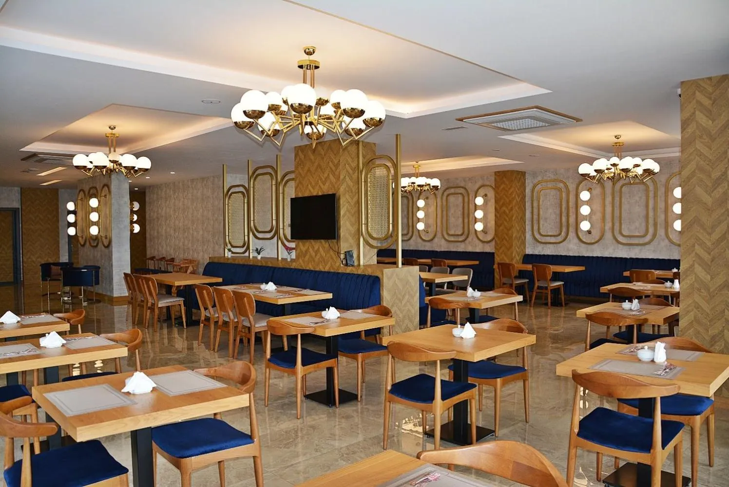 Restaurant/places to eat in 61 Park Hotel