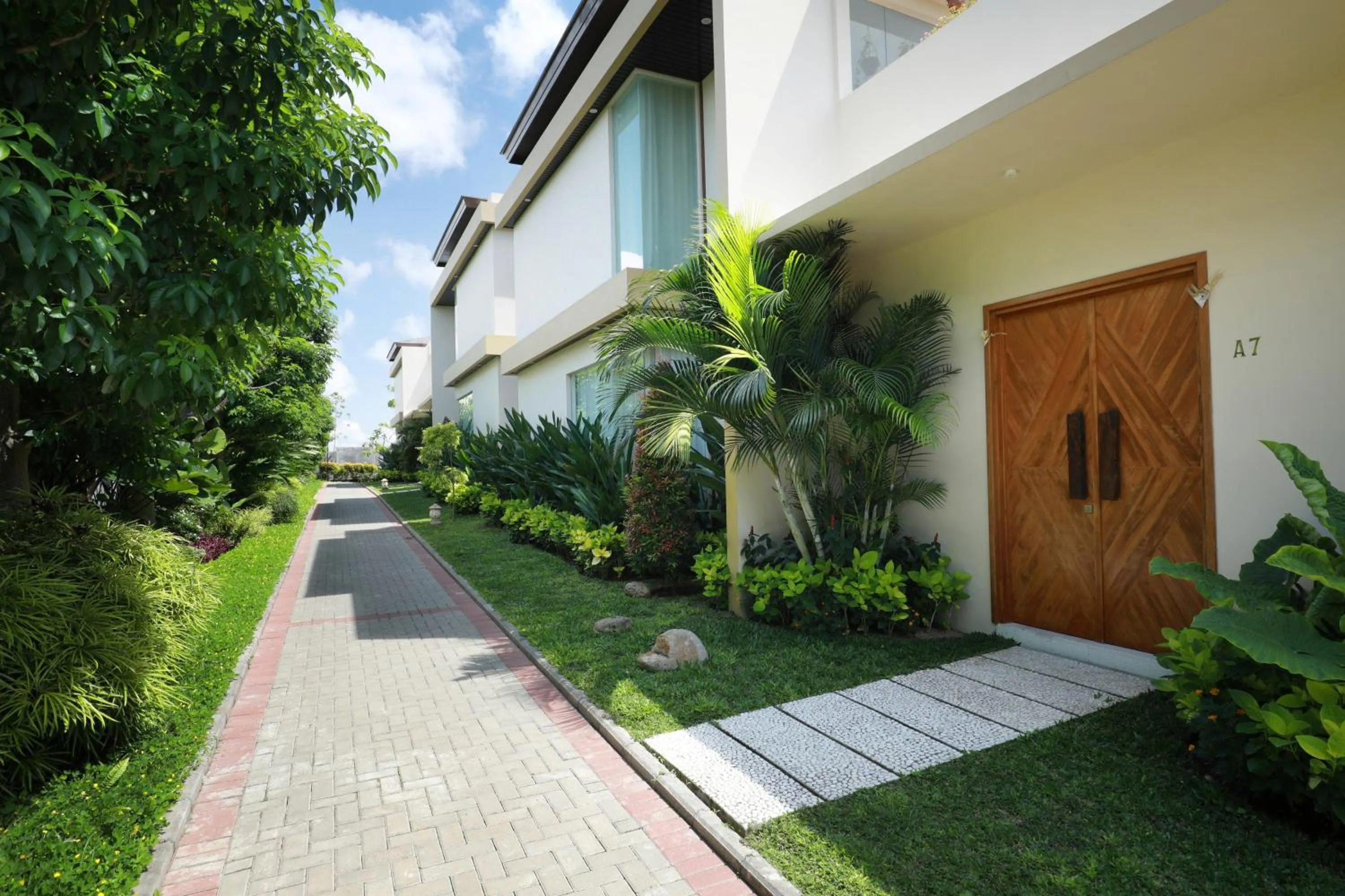 Garden view in The Miracle Villa Nusa Dua